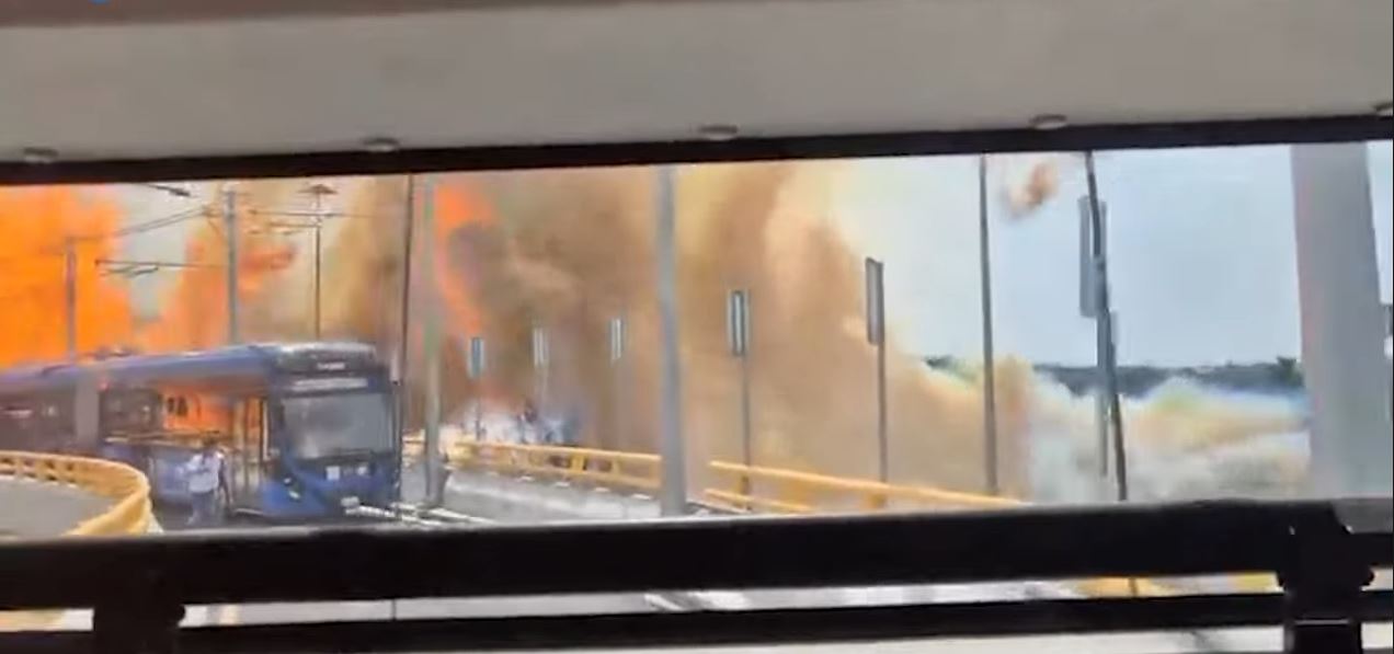 El fuego por la explosión | Fuente: YouTube.com/ElUniversalMex