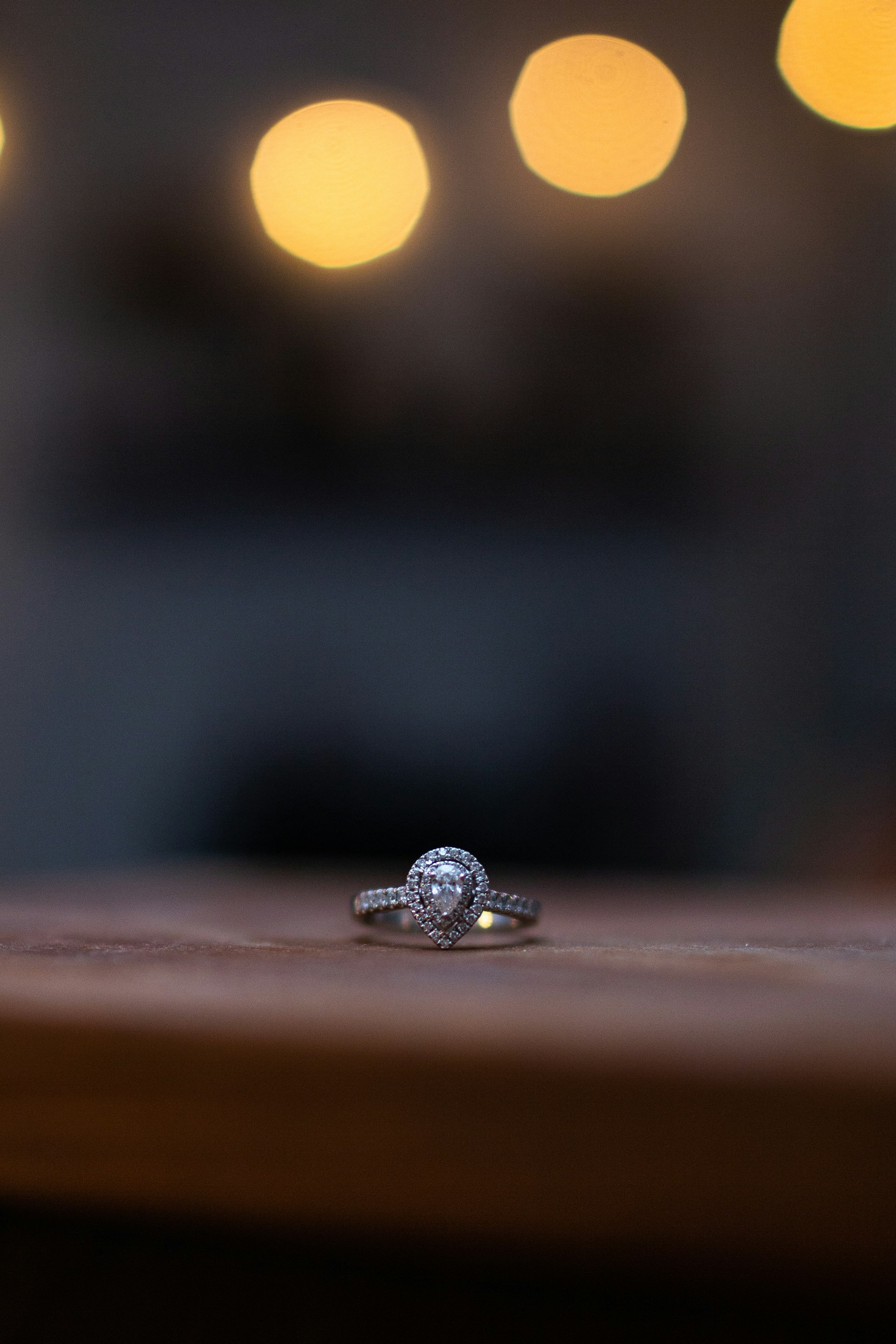 Un anillo de diamantes sobre la mesa | Fuente: Unsplash