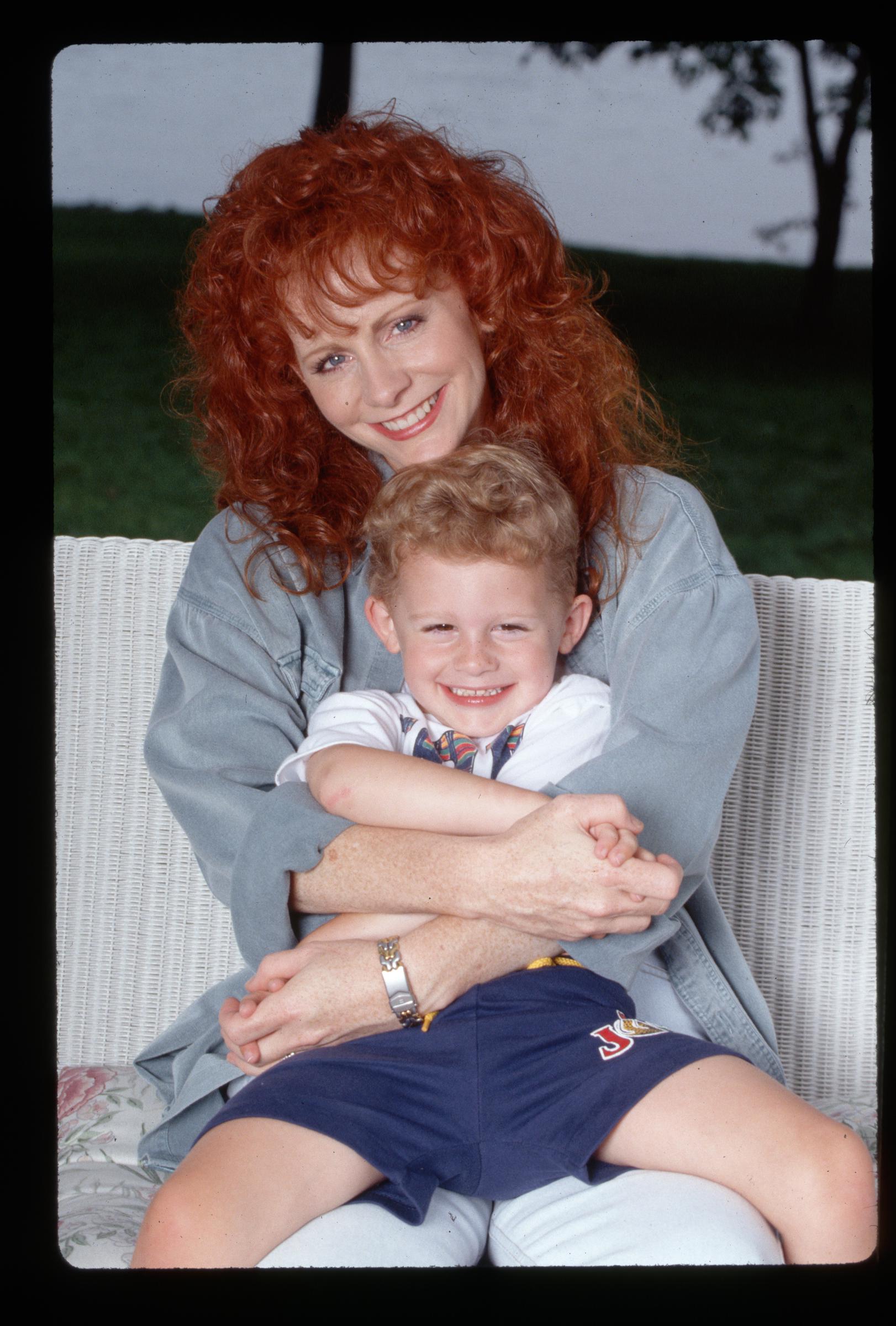 Reba McEntire fotografiada con su hijo, Shelby, el 1 de enero de 1994. | Fuente: Getty Images