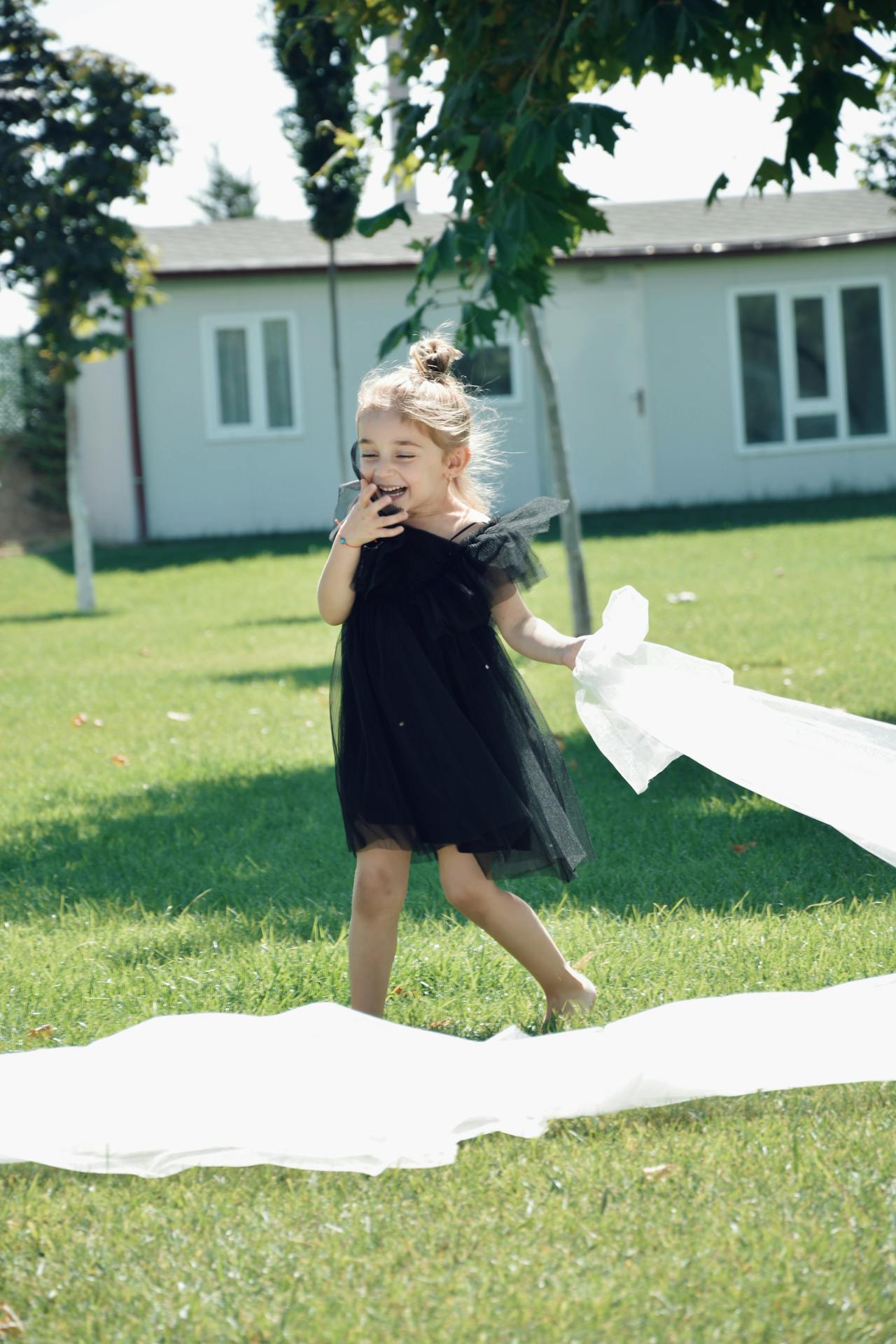 Una niña jugando en el exterior de un edificio | Fuente: Pexels