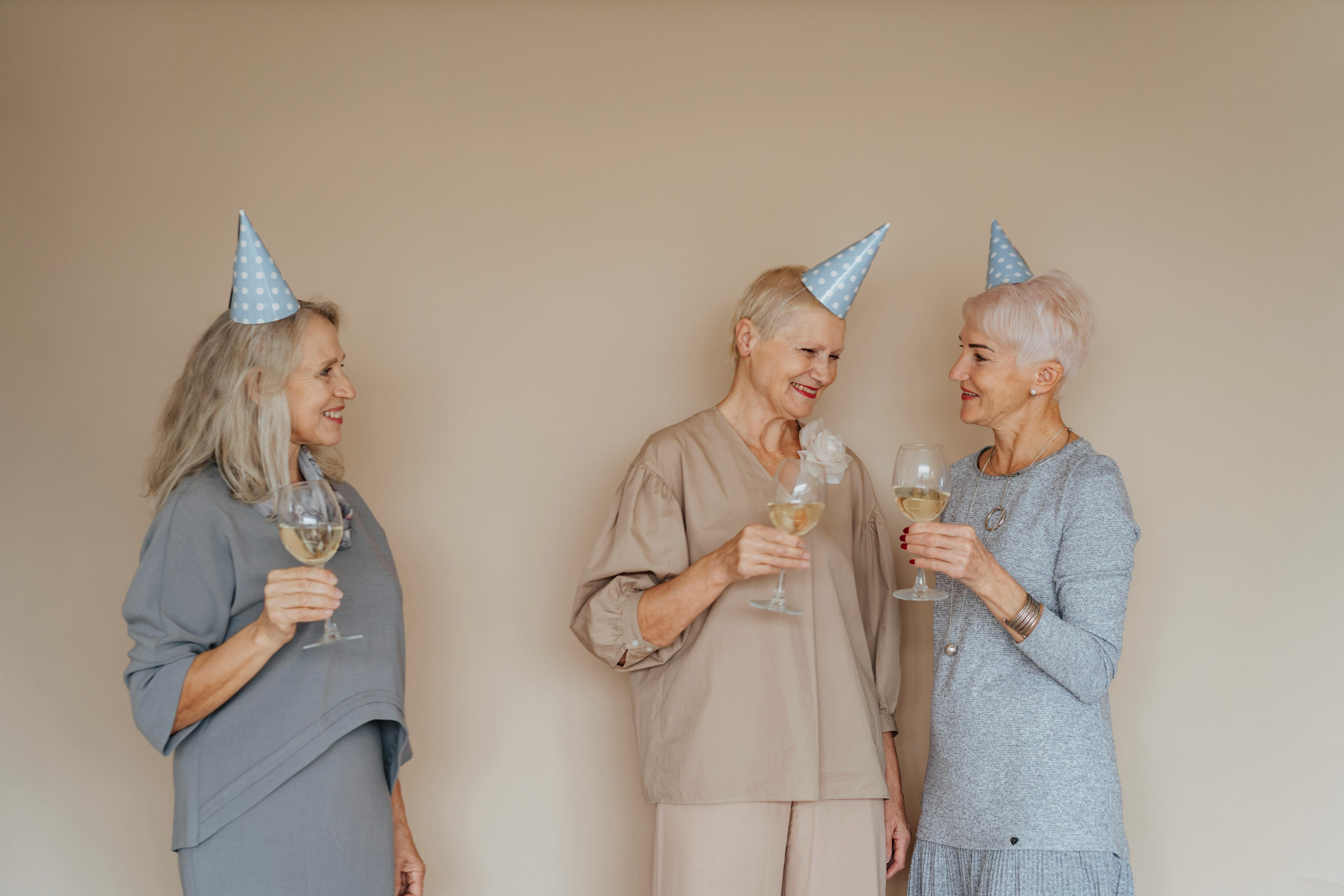 Amigos disfrutando del vino | Fuente: Pexels