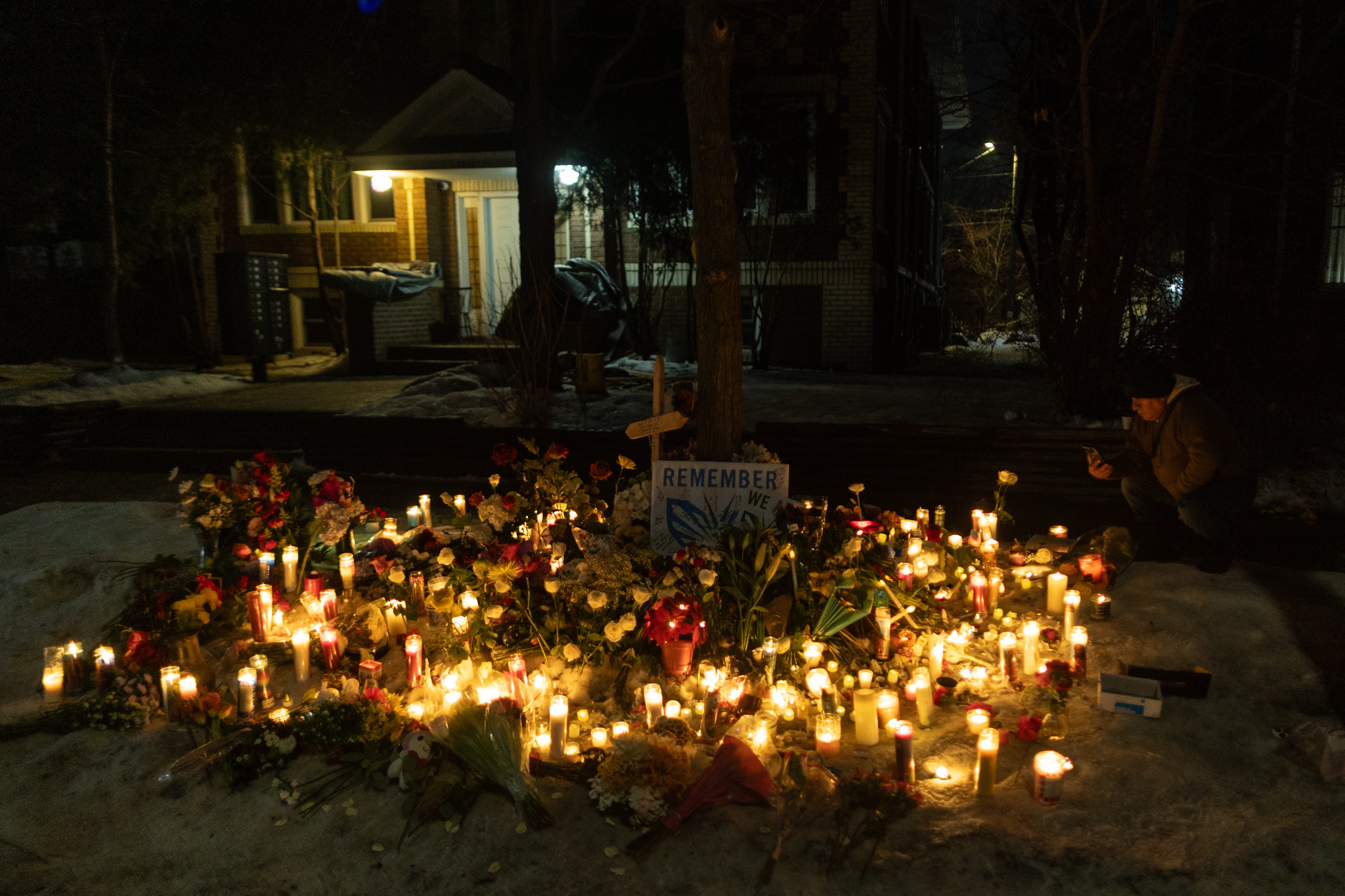 Velas y flores dejadas por personas en Minneapolis tras el asesinato de Renee Nicole Good, de 37 años, en Estados Unidos, el 8 de enero de 2026. | Fuente: Getty Images