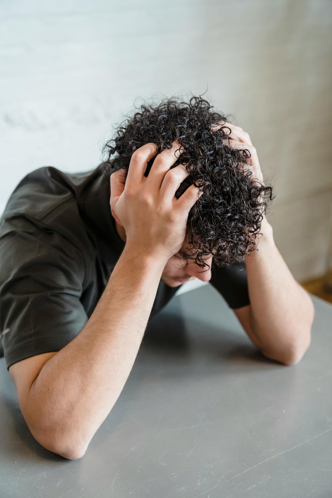 Un hombre estresado sentado en una mesa | Fuente: Pexels