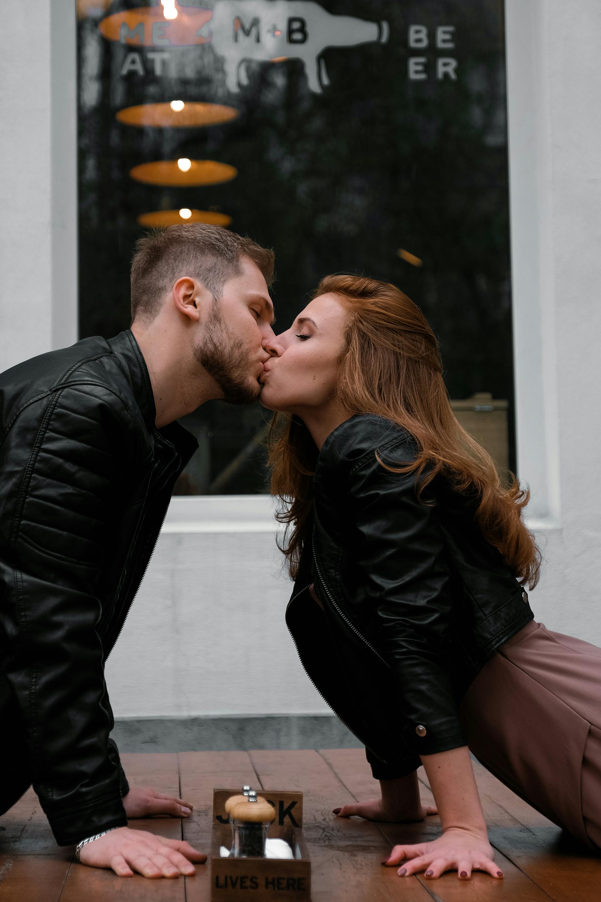 Una pareja besándose | Fuente: Pexels