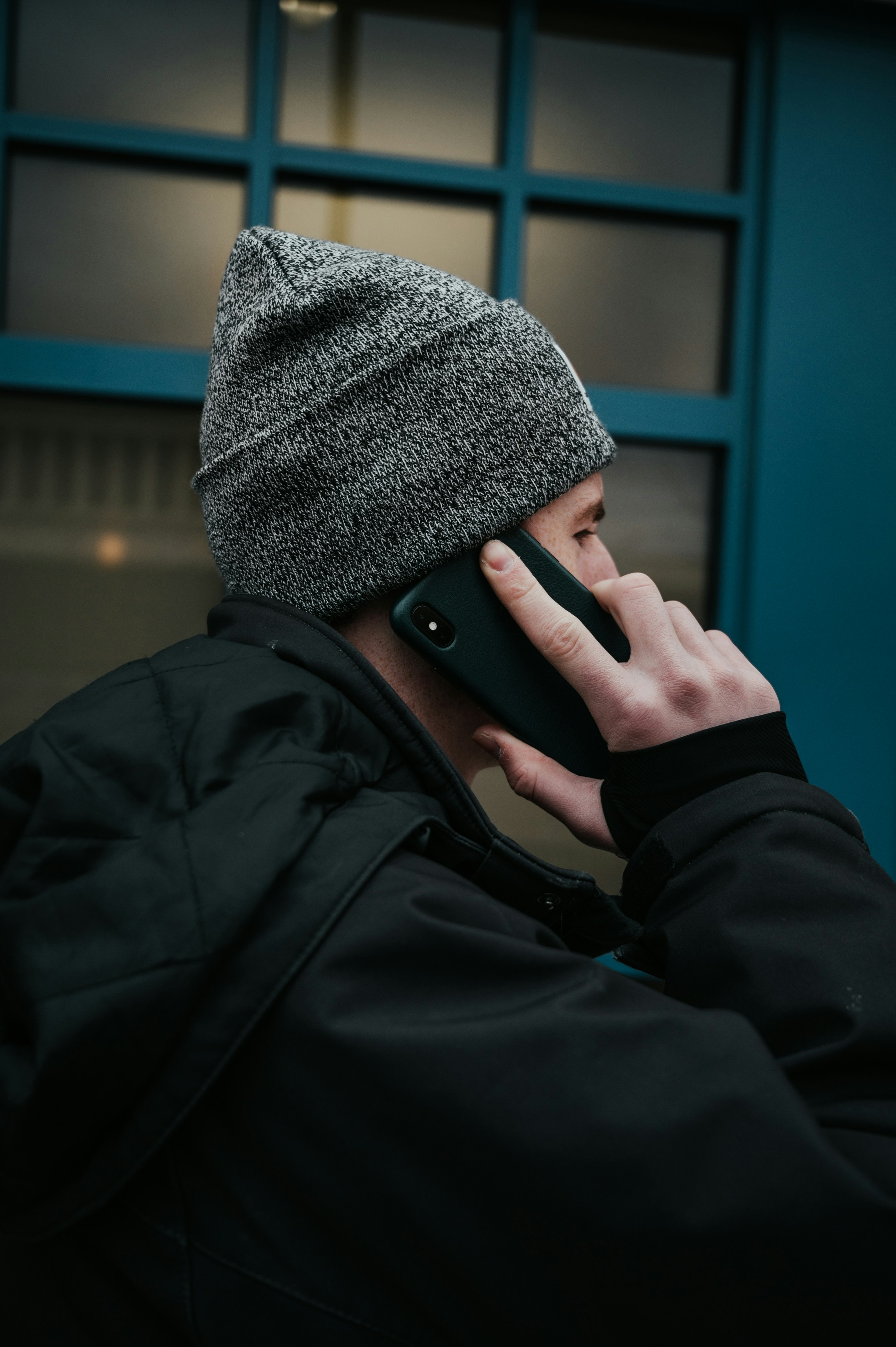 Un hombre hablando por teléfono | Fuente: Unsplash