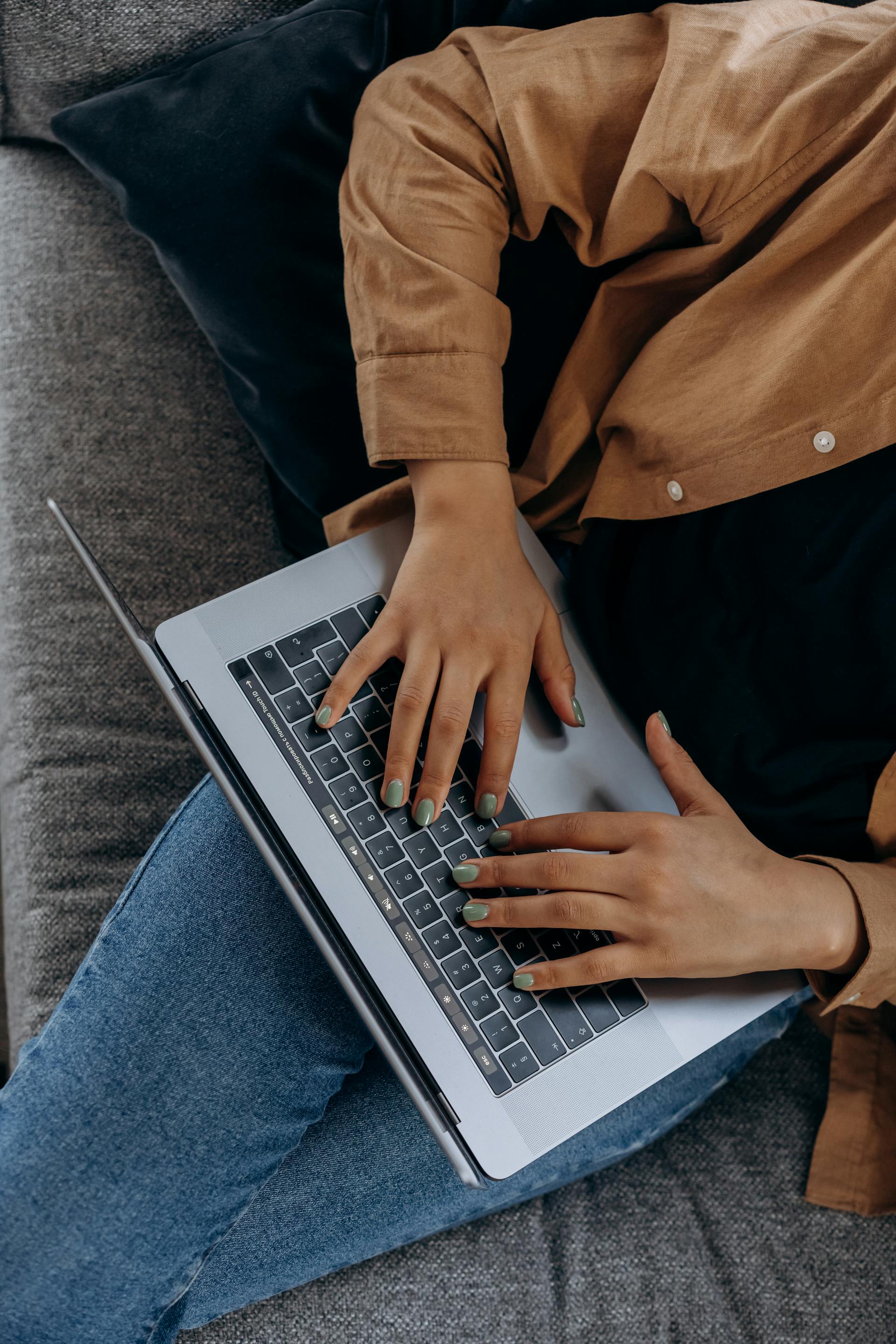 Primer plano de una mujer trabajando con su portátil | Fuente: Pexels
