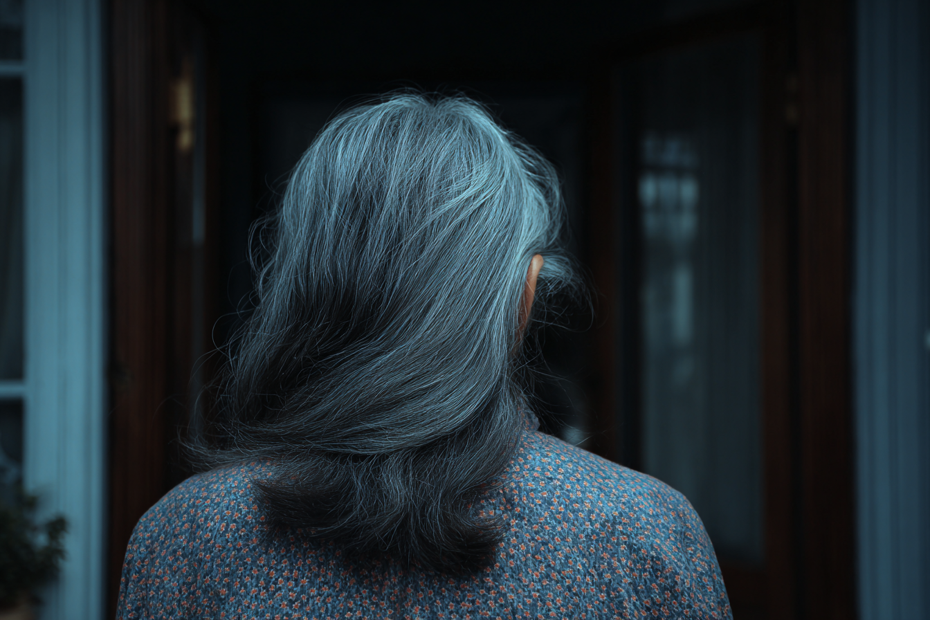 Una mujer mayor alejándose | Fuente: Midjourney