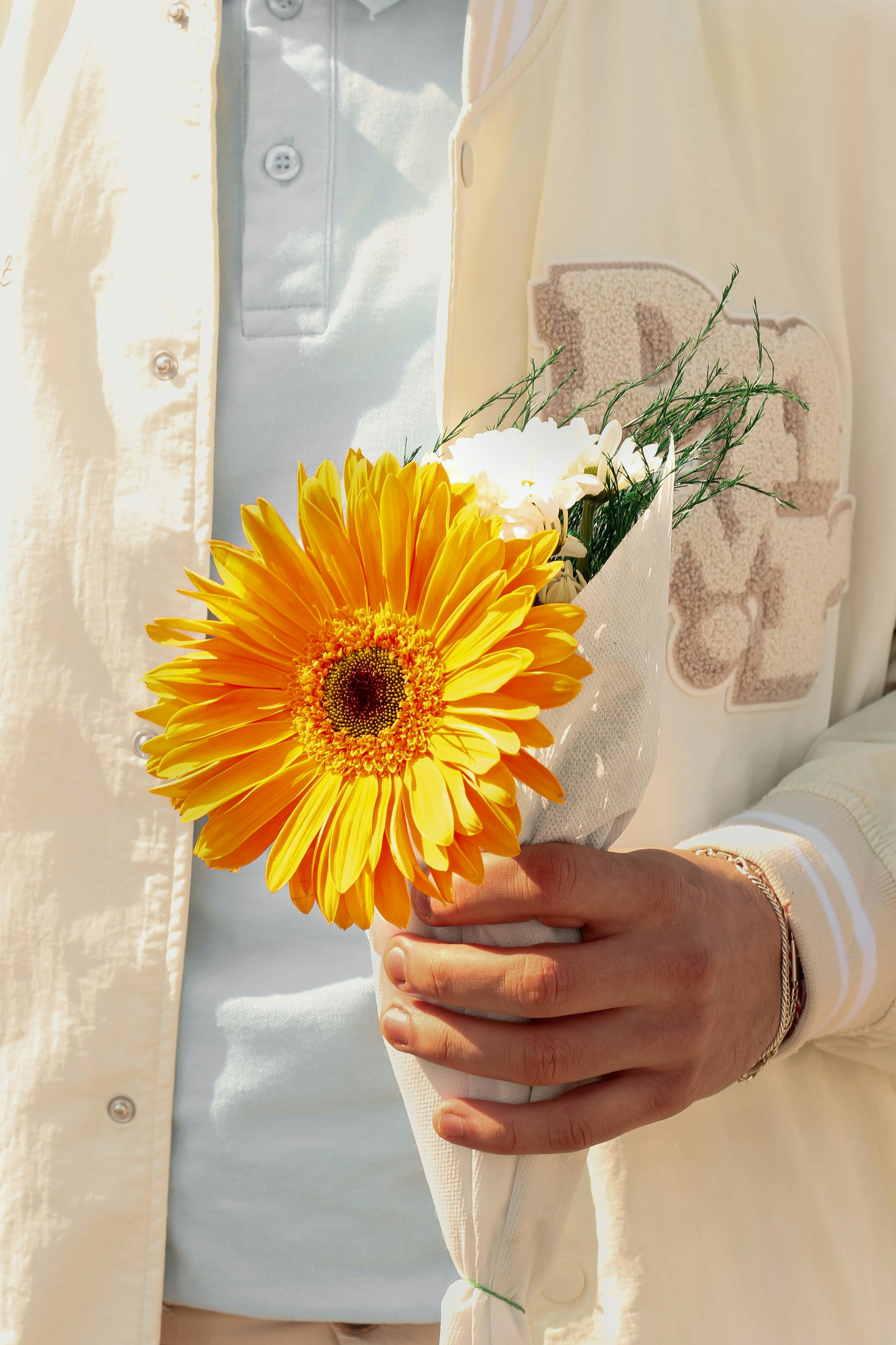 Un hombre con flores | Fuente: Pexels