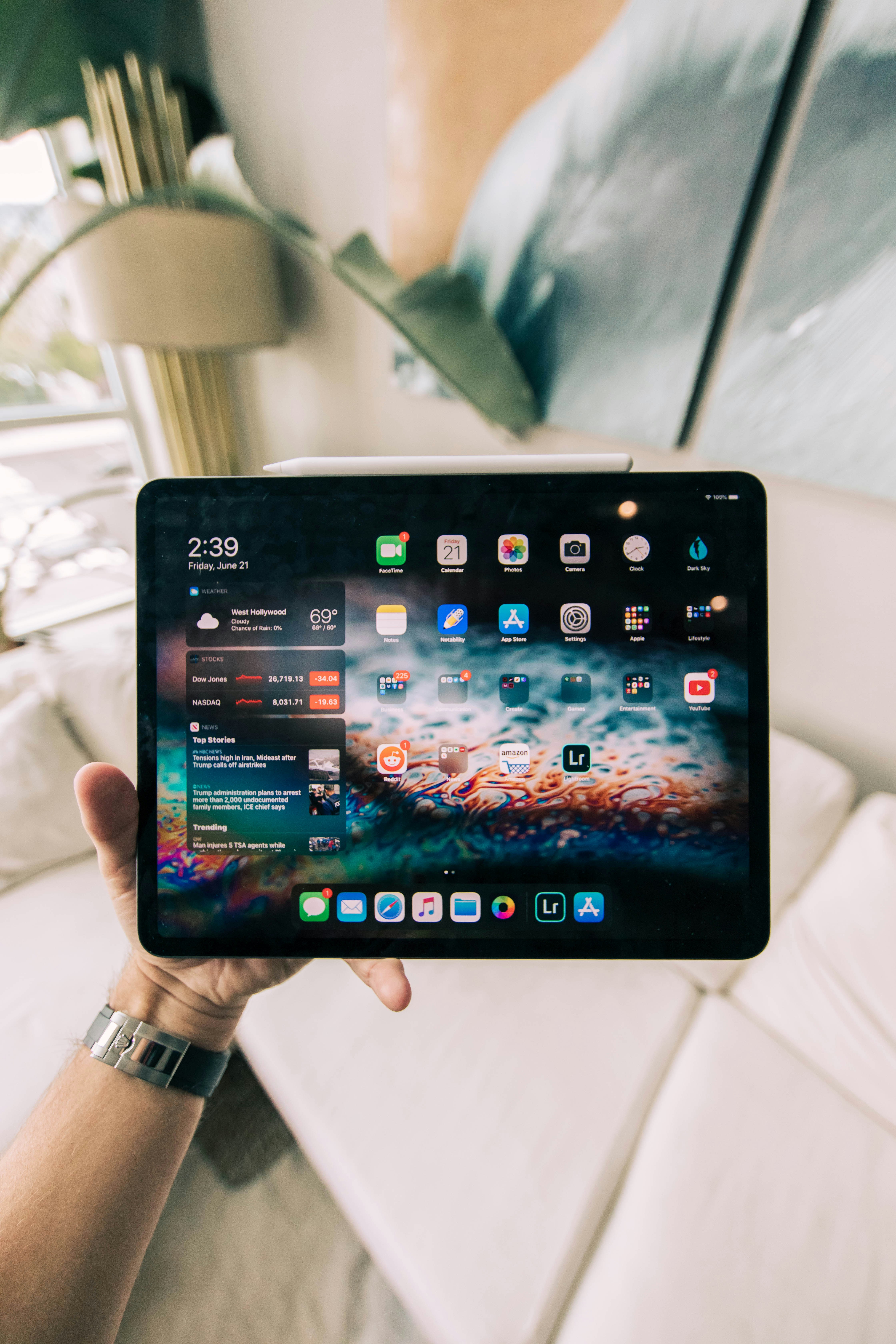 Una persona sujetando un iPad | Fuente: Unsplash
