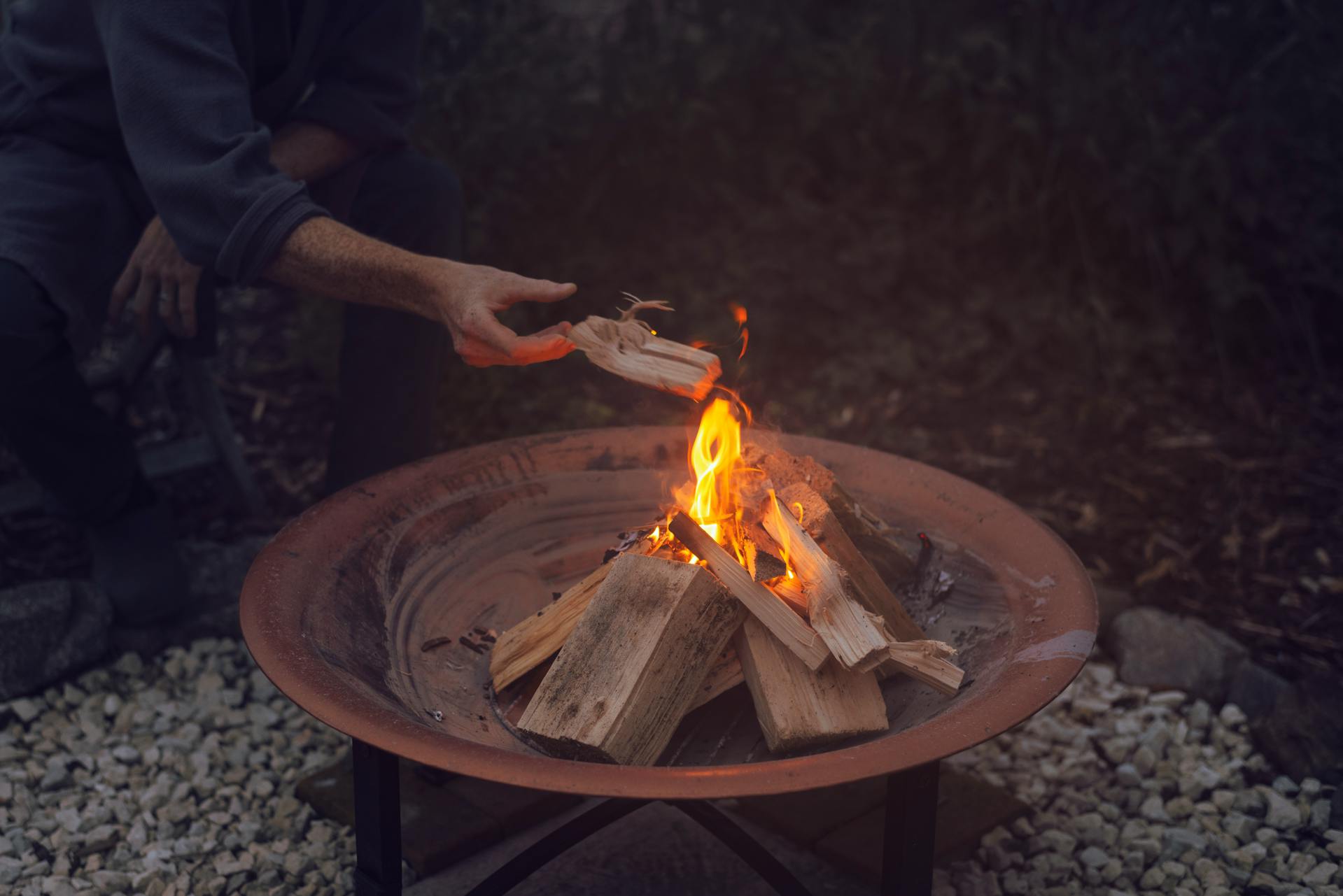 Un hombre encendiendo una hoguera | Fuente: Pexels