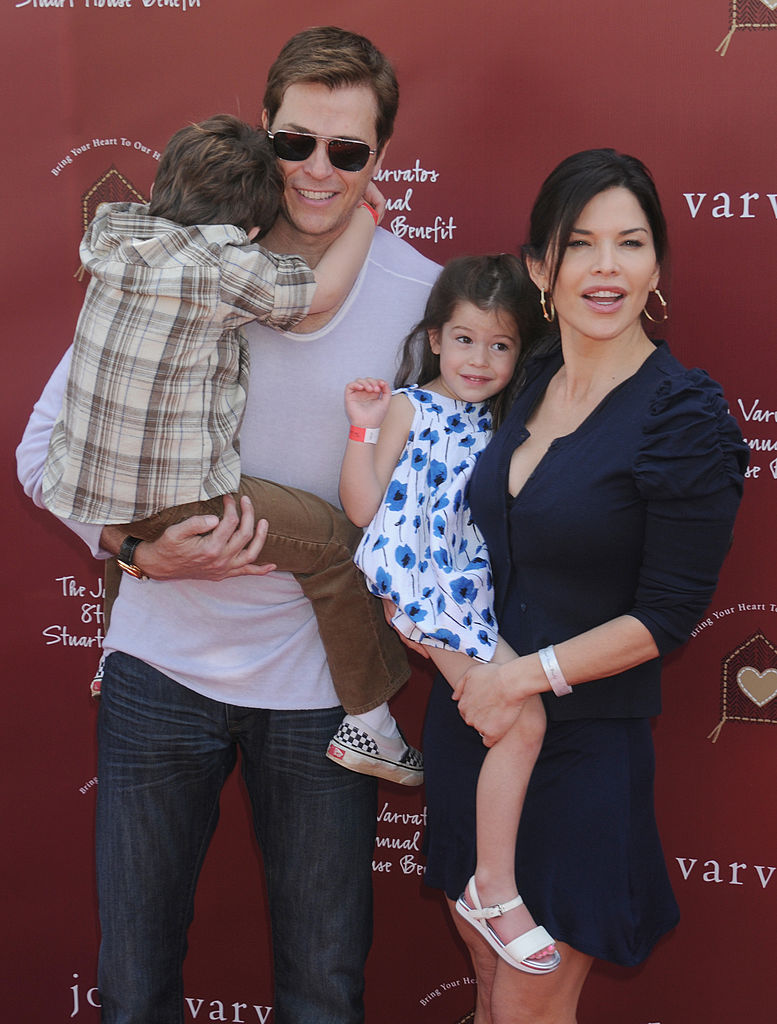 La presentadora de televisión Lauren Sánchez asiste con su familia al octavo evento benéfico anual Stuart House organizado por John Varvatos, con la participación de k.d. lang, en John Varvatos Los Ángeles el 13 de marzo de 2011 en Los Ángeles, California.