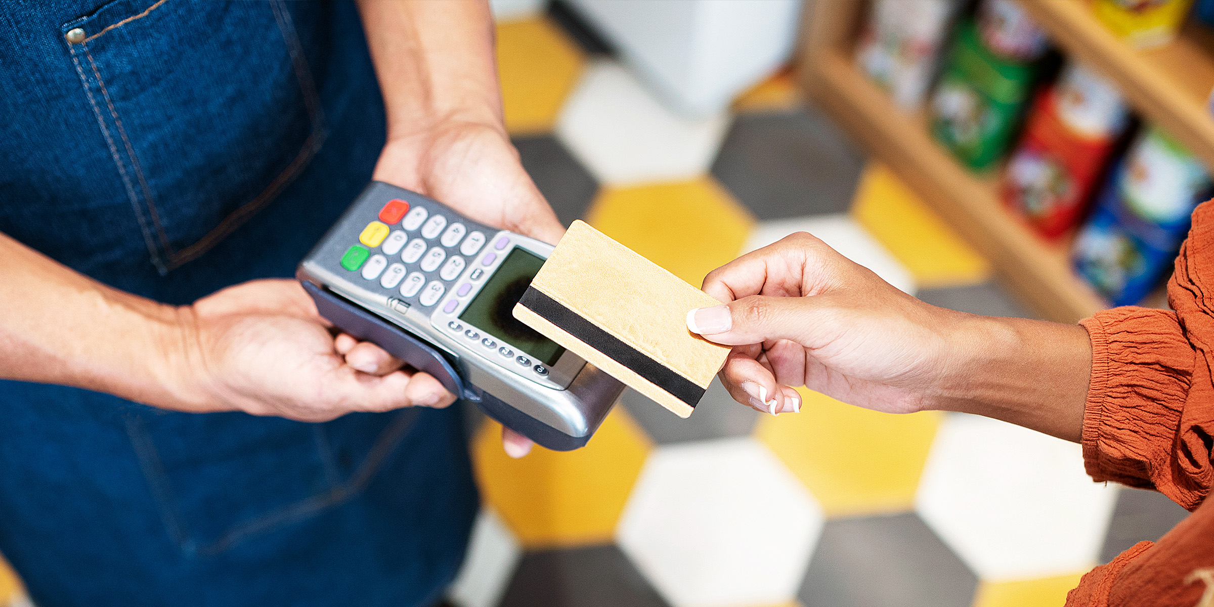 Una persona pagando con su tarjeta | Fuente: Freepik