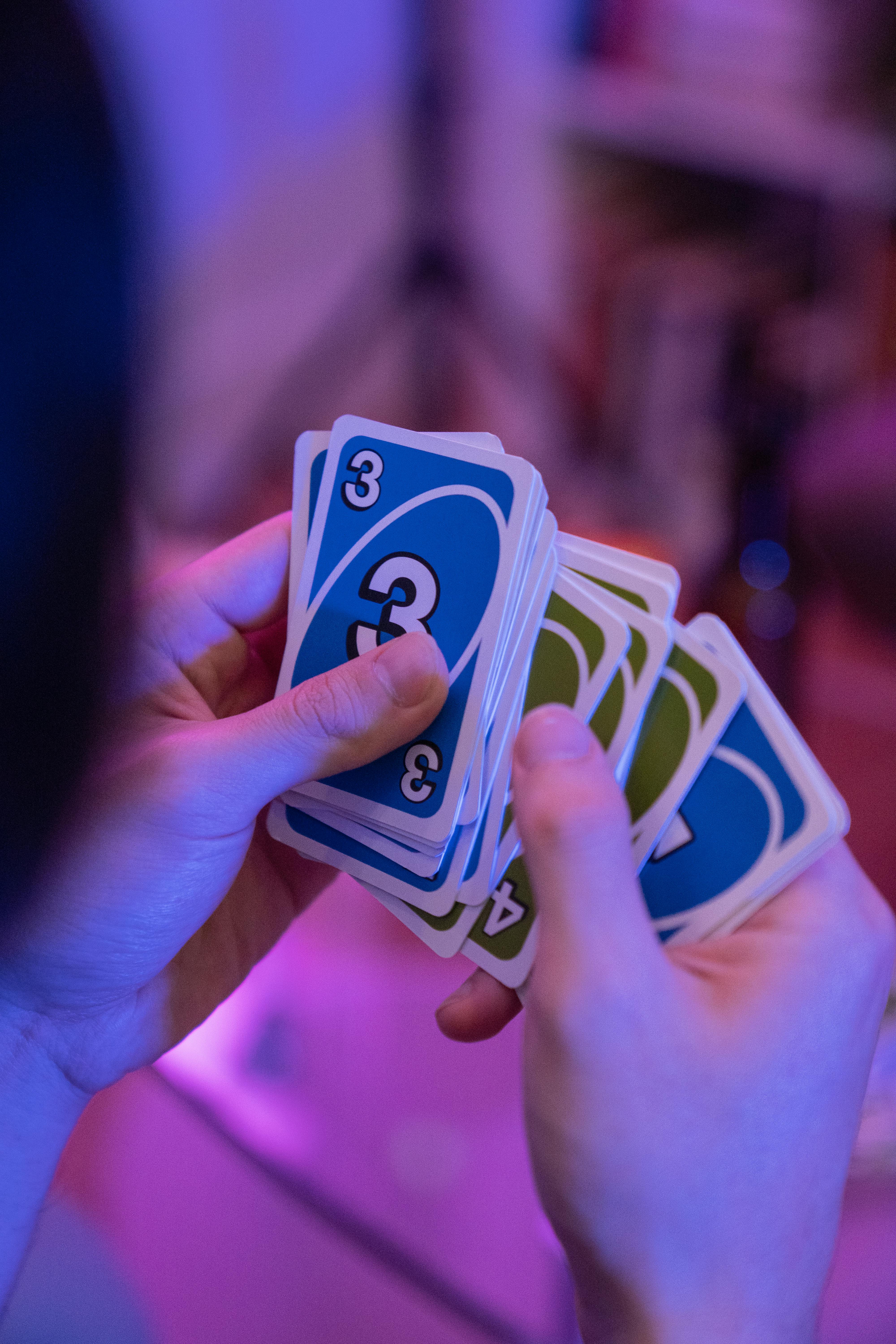 Una persona con cartas de UNO | Fuente: Pexels