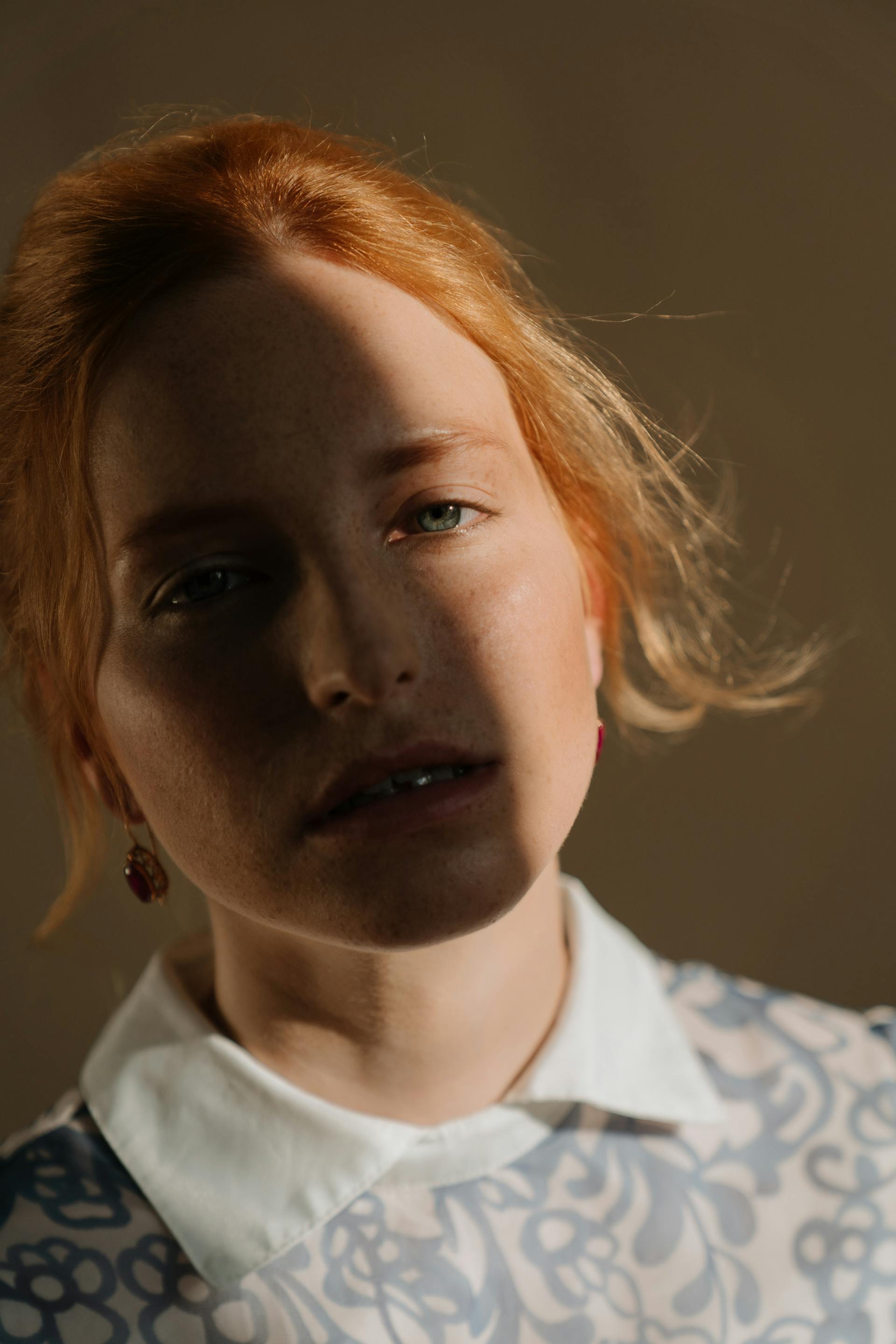 Una mujer con camisa de cuello | Fuente: Pexels