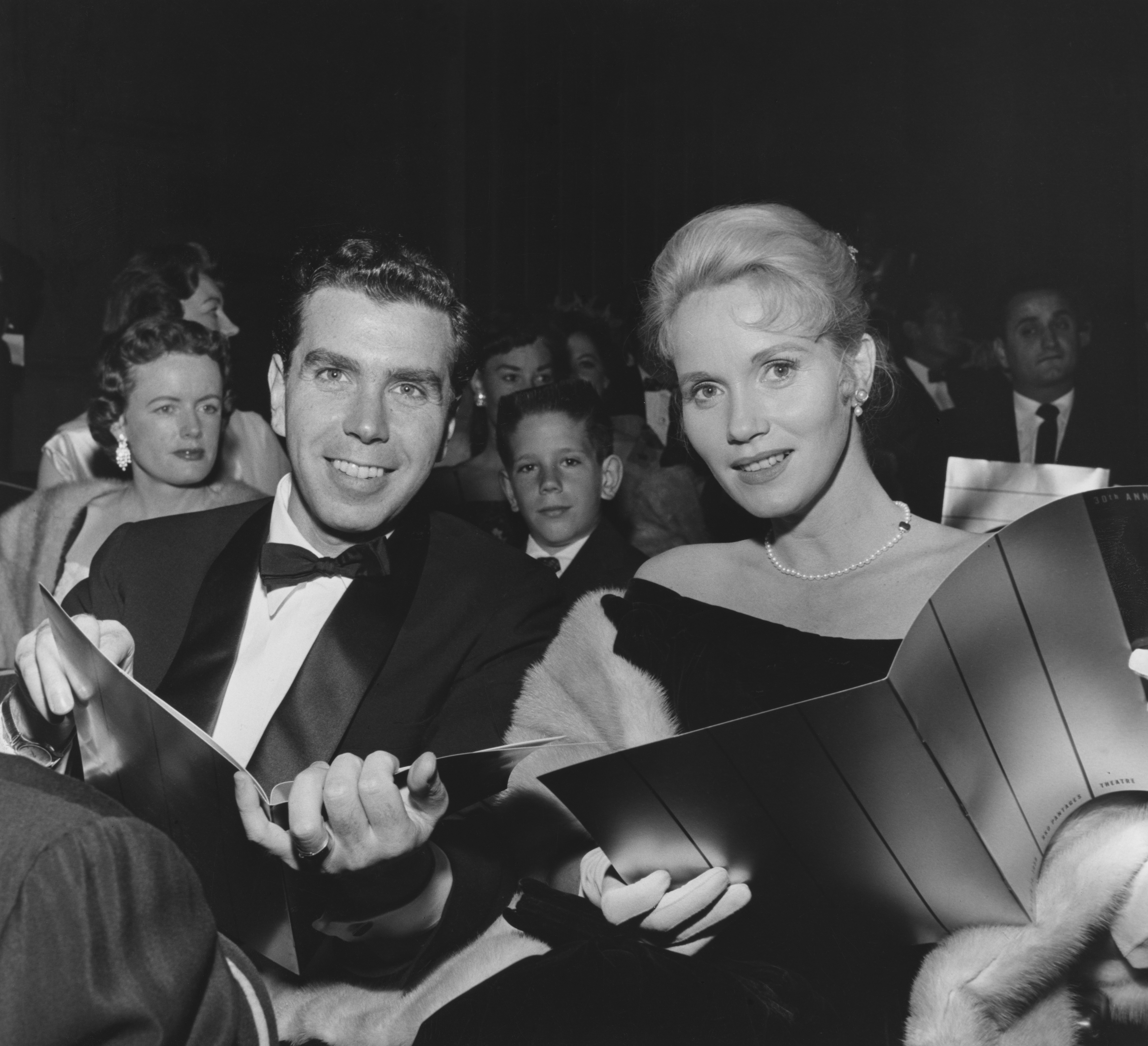 Jeffrey Hayden y la actriz asisten a la 30th Academy Awards on March 30, 1958, in Los Angeles, California. | Source: Getty Images