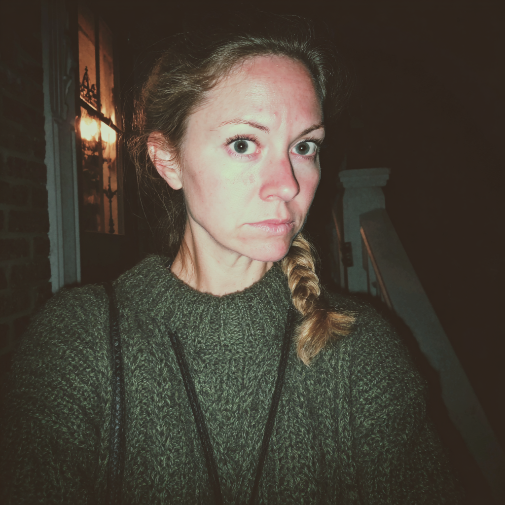 Una mujer alterada en la oscuridad | Fuente: Midjourney