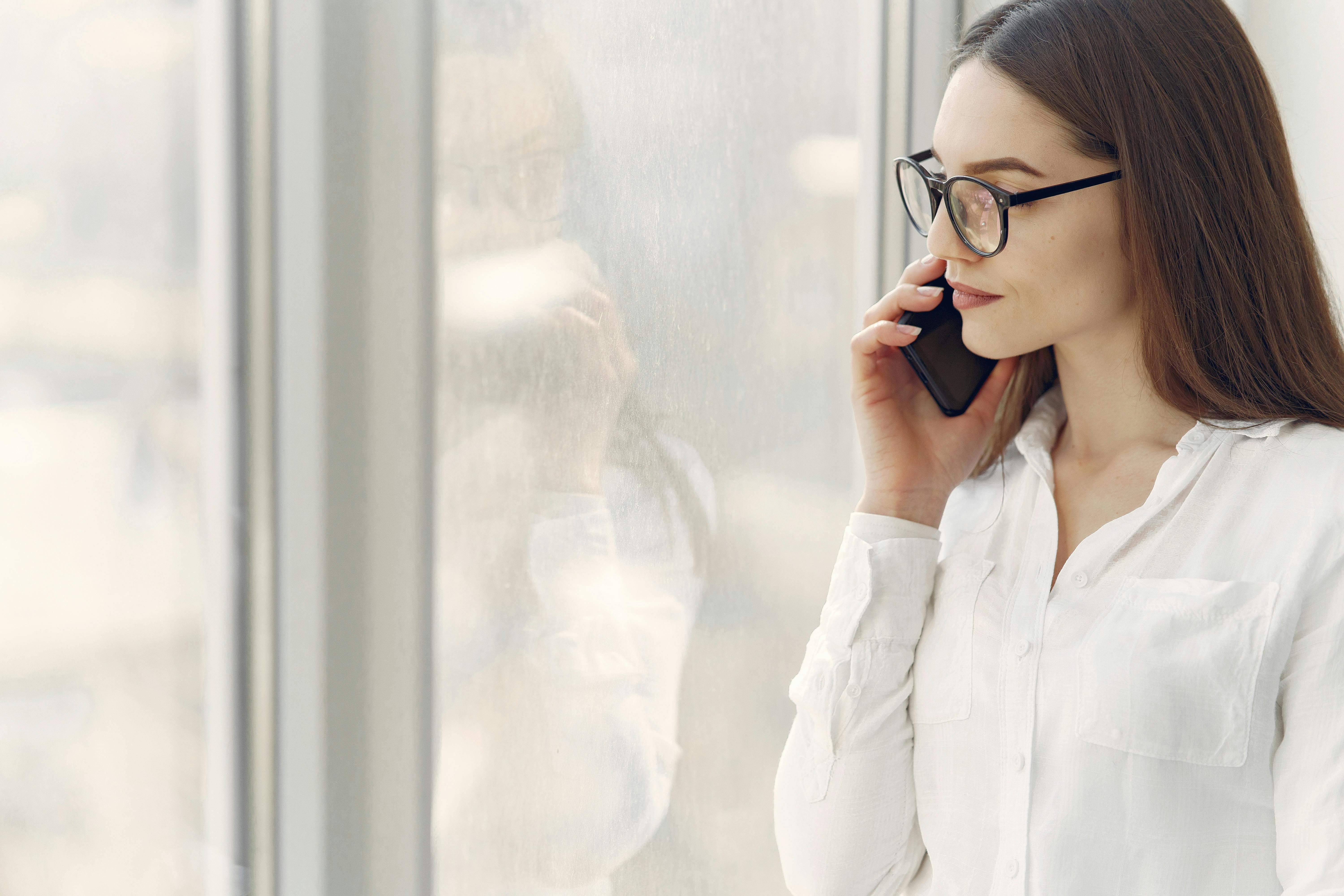 Una mujer en una llamada telefónica | Fuente: Pexels