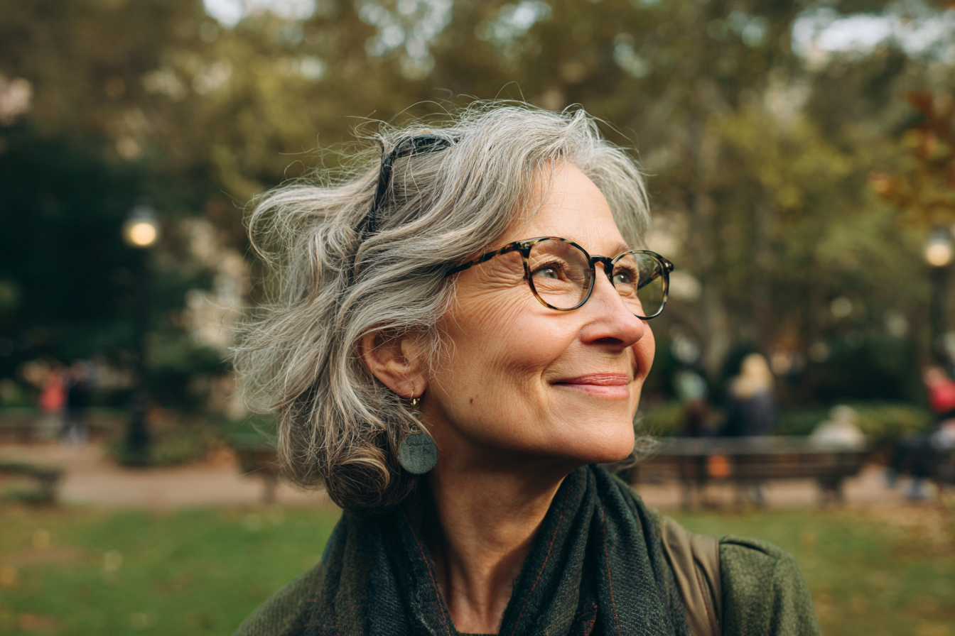 Una mujer mayor en un parque | Fuente: Midjourney