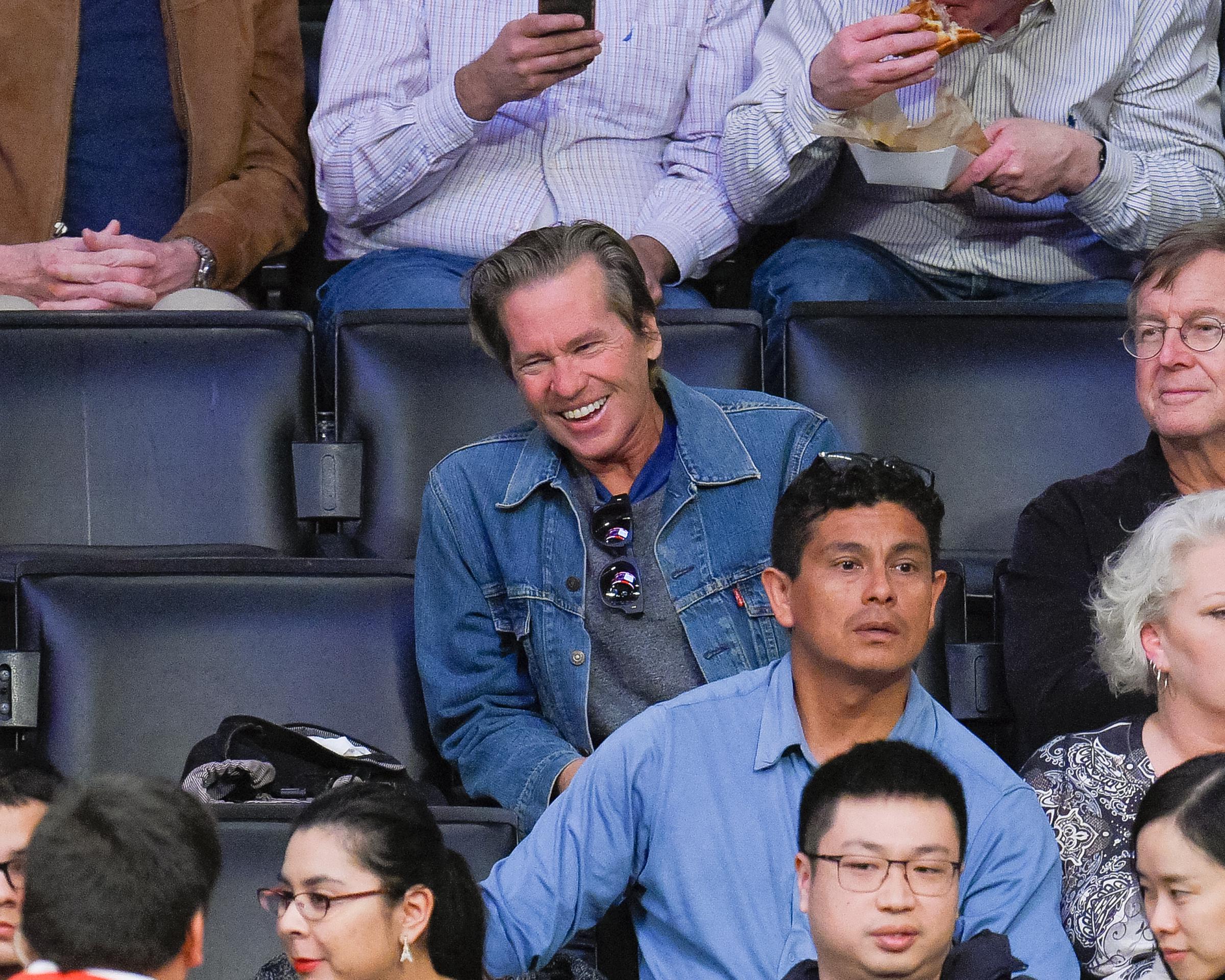 Val Kilmer visto en un partido de baloncesto entre los Miami Heat y Los Angeles Lakers en el Staples Center el 6 de enero de 2017, en Los Angeles, California. | Fuente: Getty Images