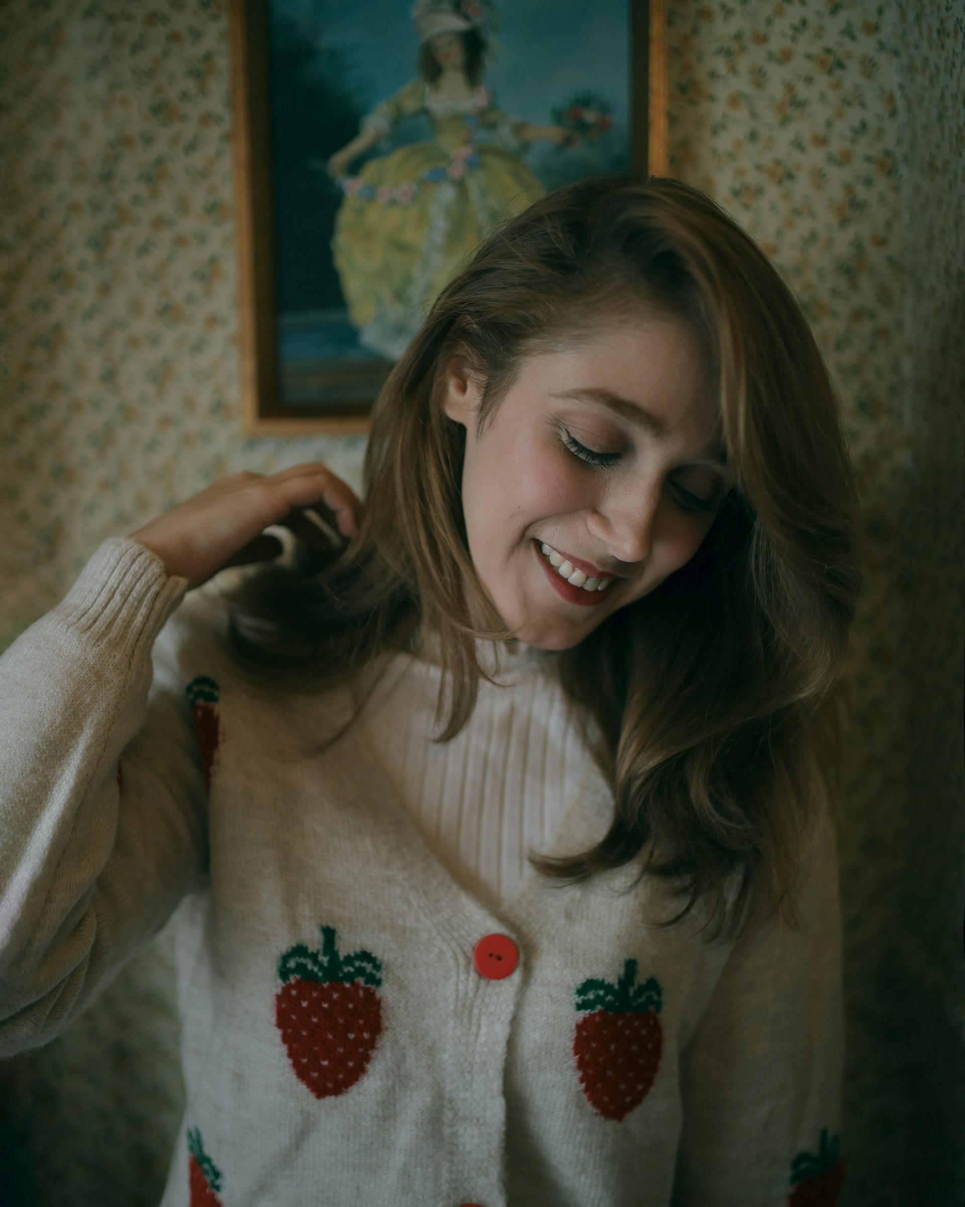 Una mujer feliz de pie en un pasillo | Fuente: Unsplash