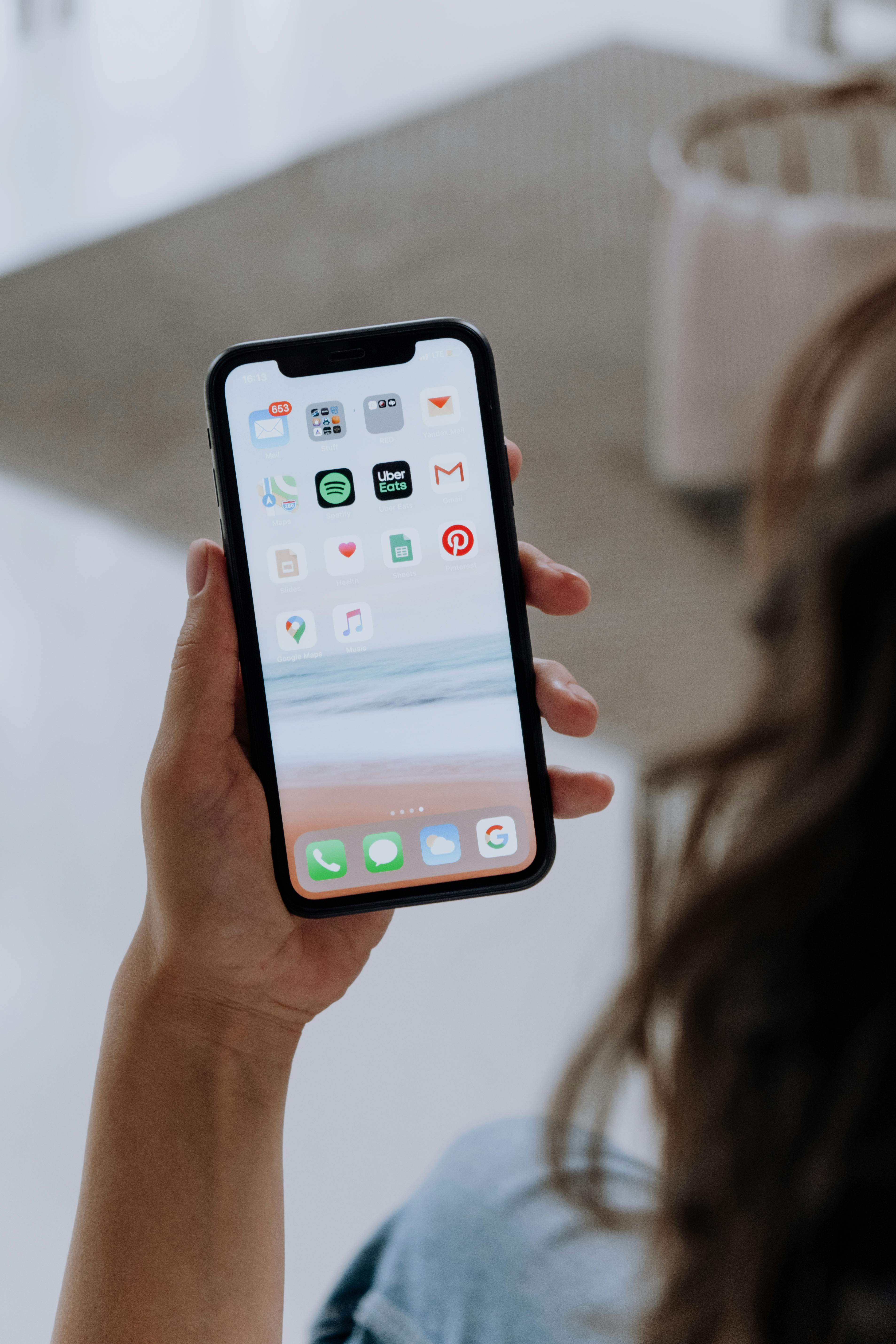 Una mujer revisando un teléfono | Fuente: Pexels