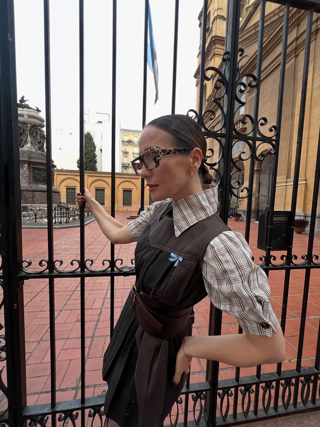 Natalia Oreiro mostrando su atuendo para el estreno de su nueva película | Fuente: Instagram/nataliaoreirosoy