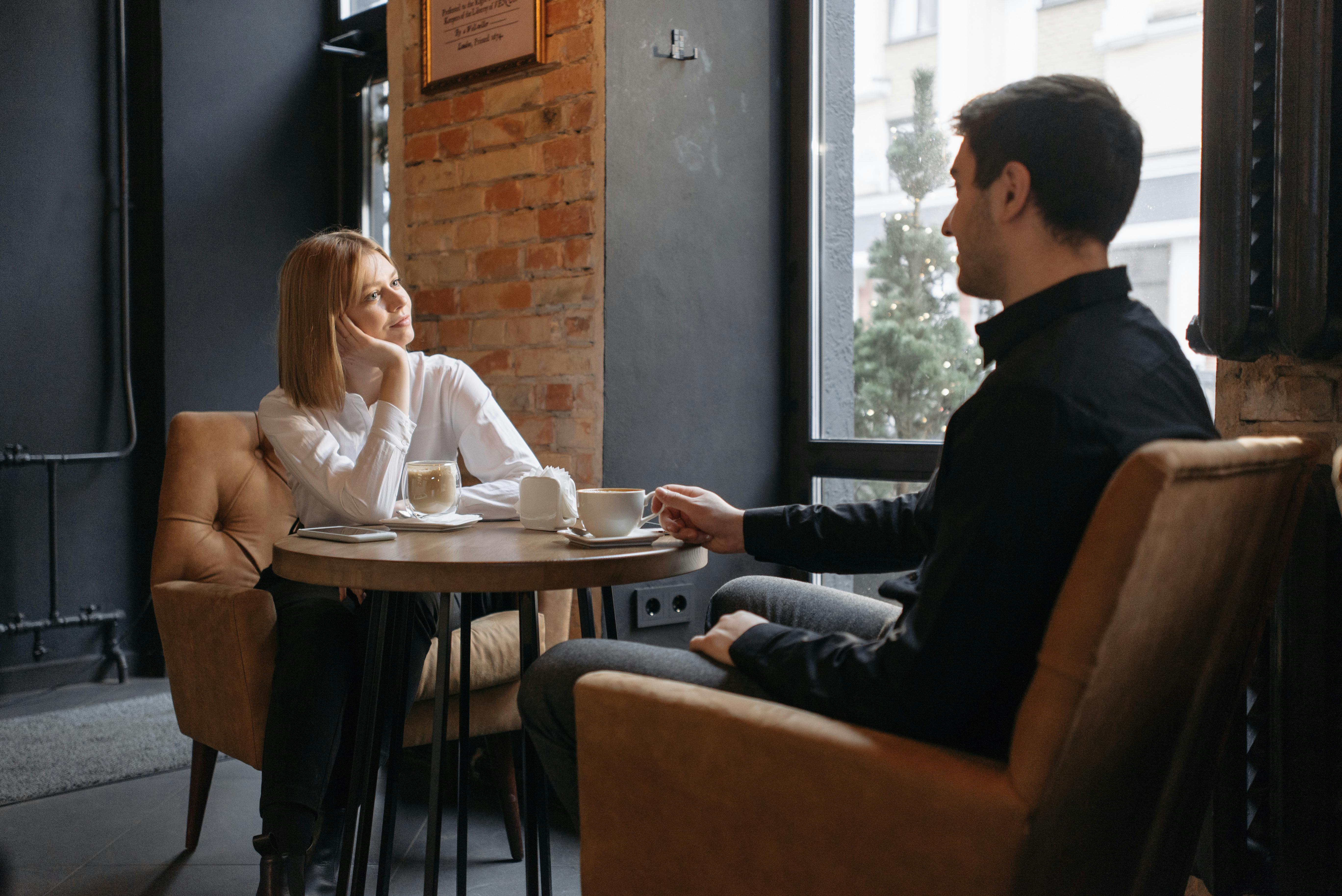 Un hombre y una mujer en una cita para tomar un café | Fuente: Pexels
