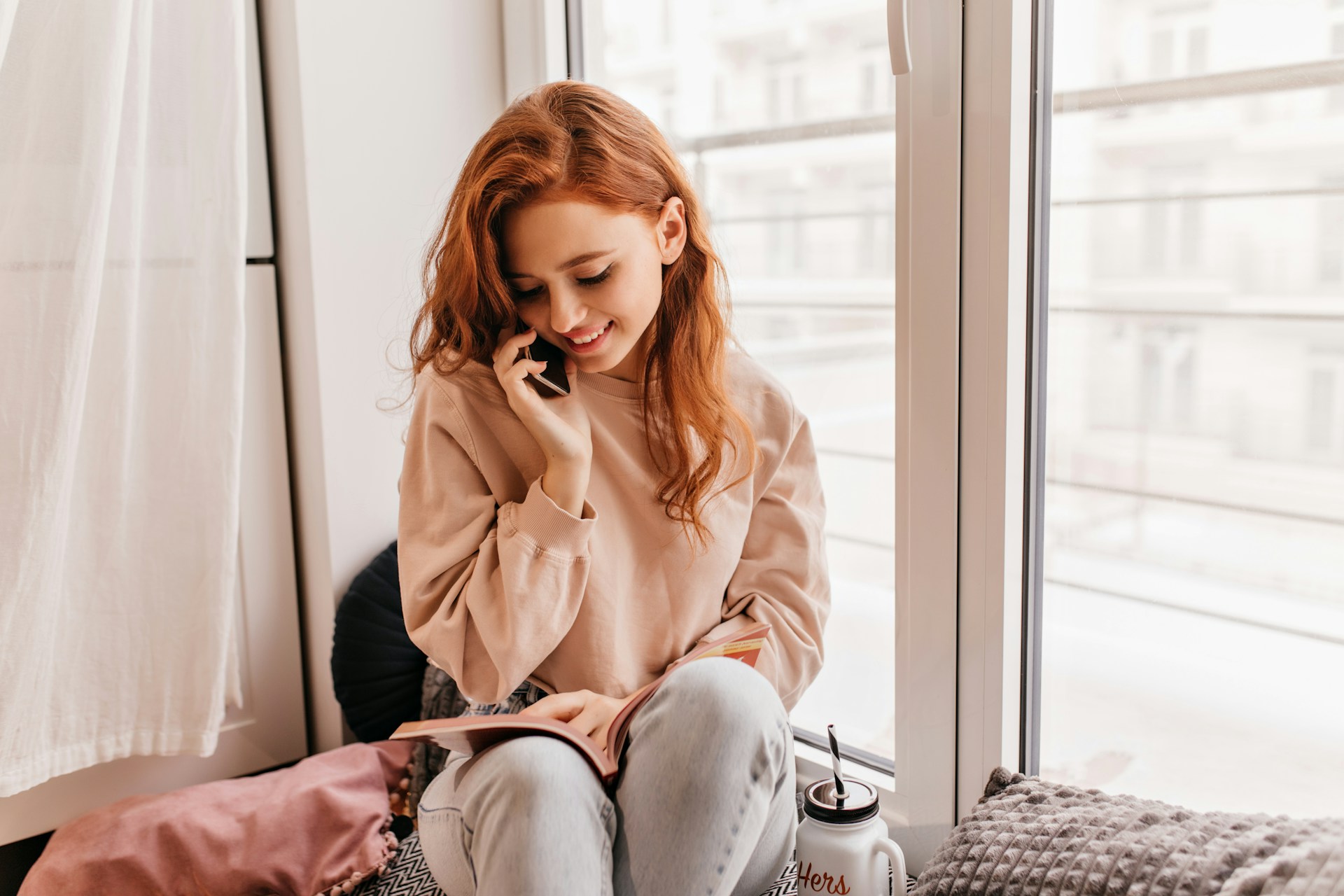 Una mujer emocionada hablando por teléfono | Fuente: Unsplash
