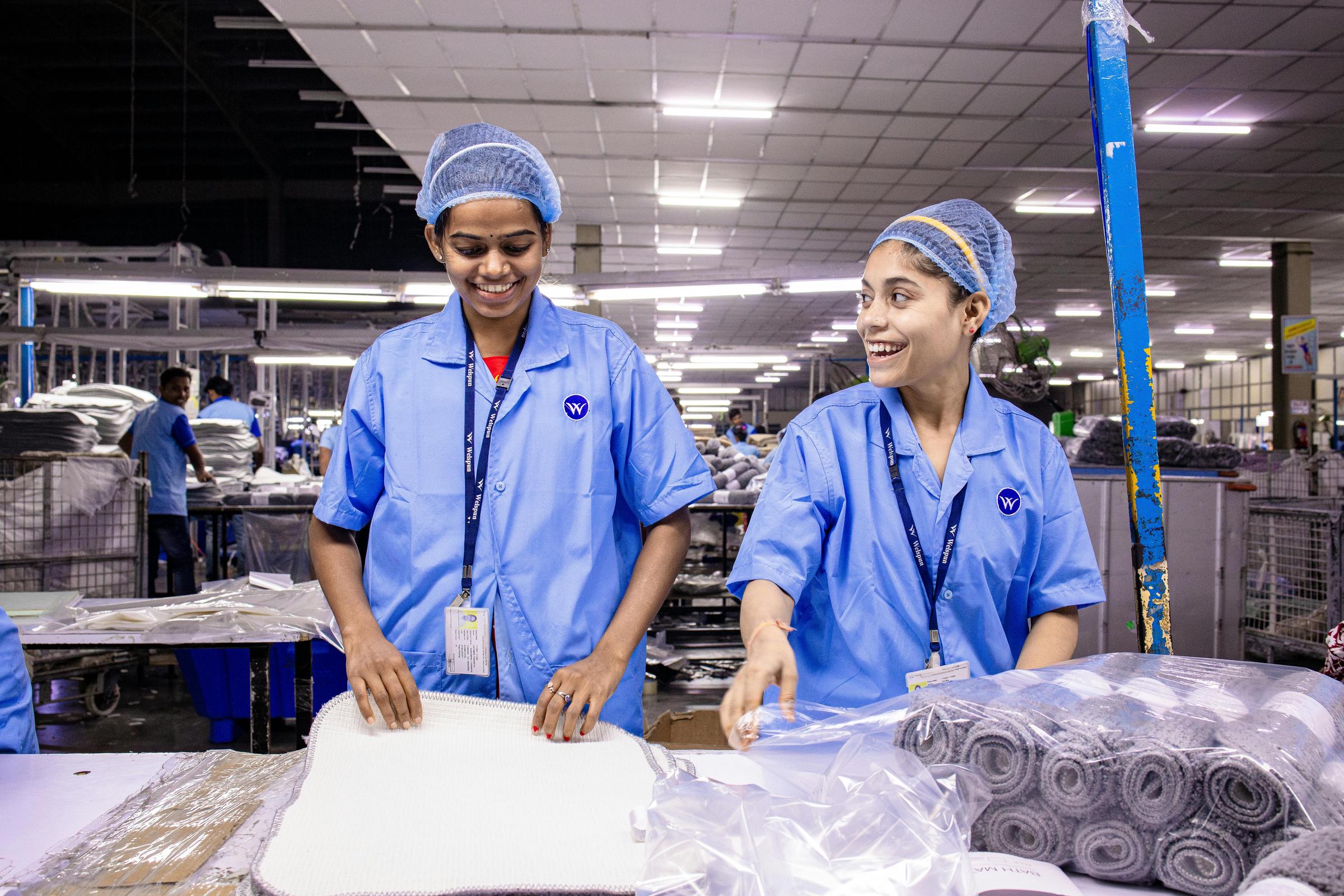Empleados felices trabajando en un almacén textil | Fuente: Pexels