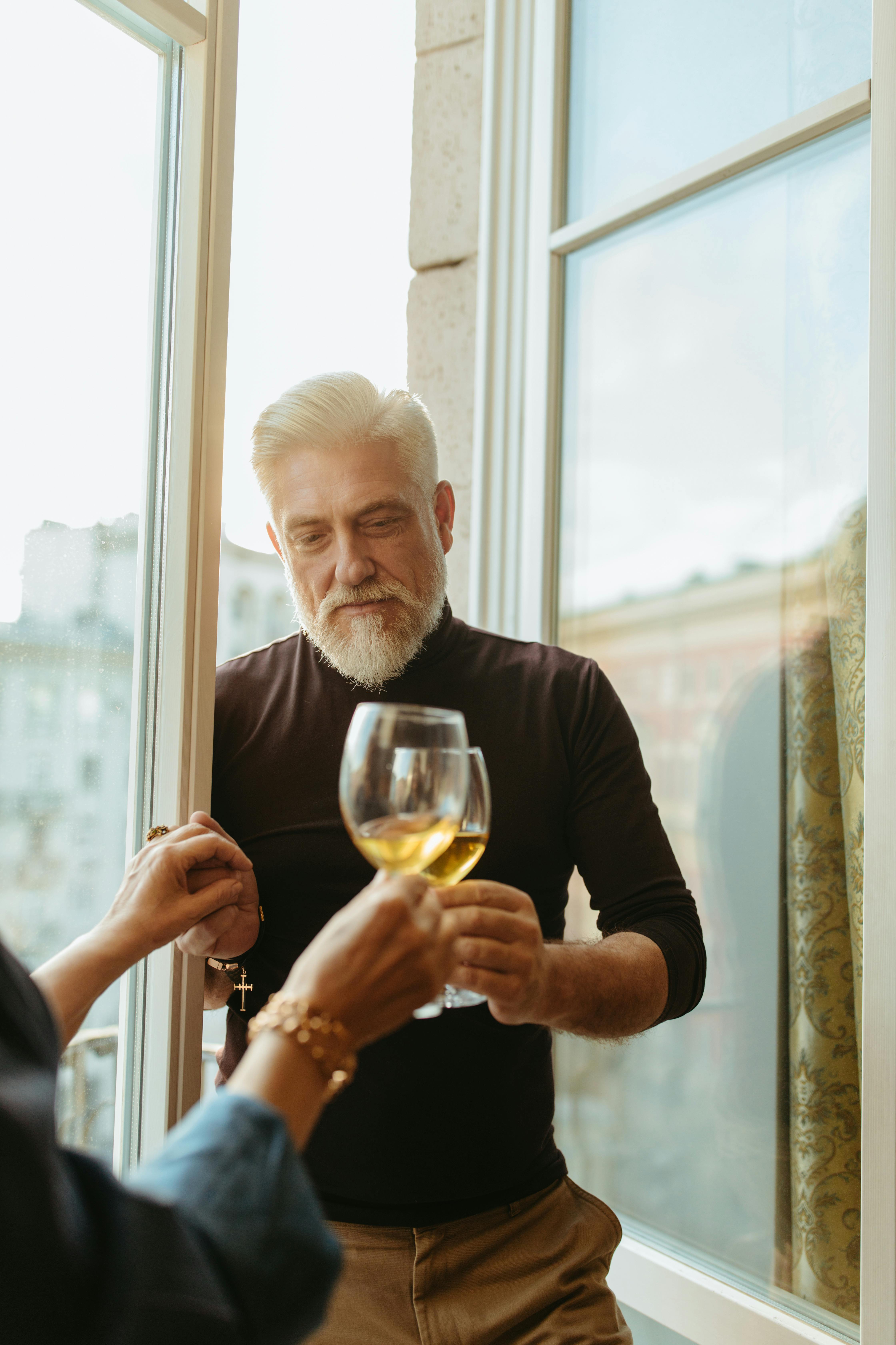 Gente brindando | Fuente: Pexels