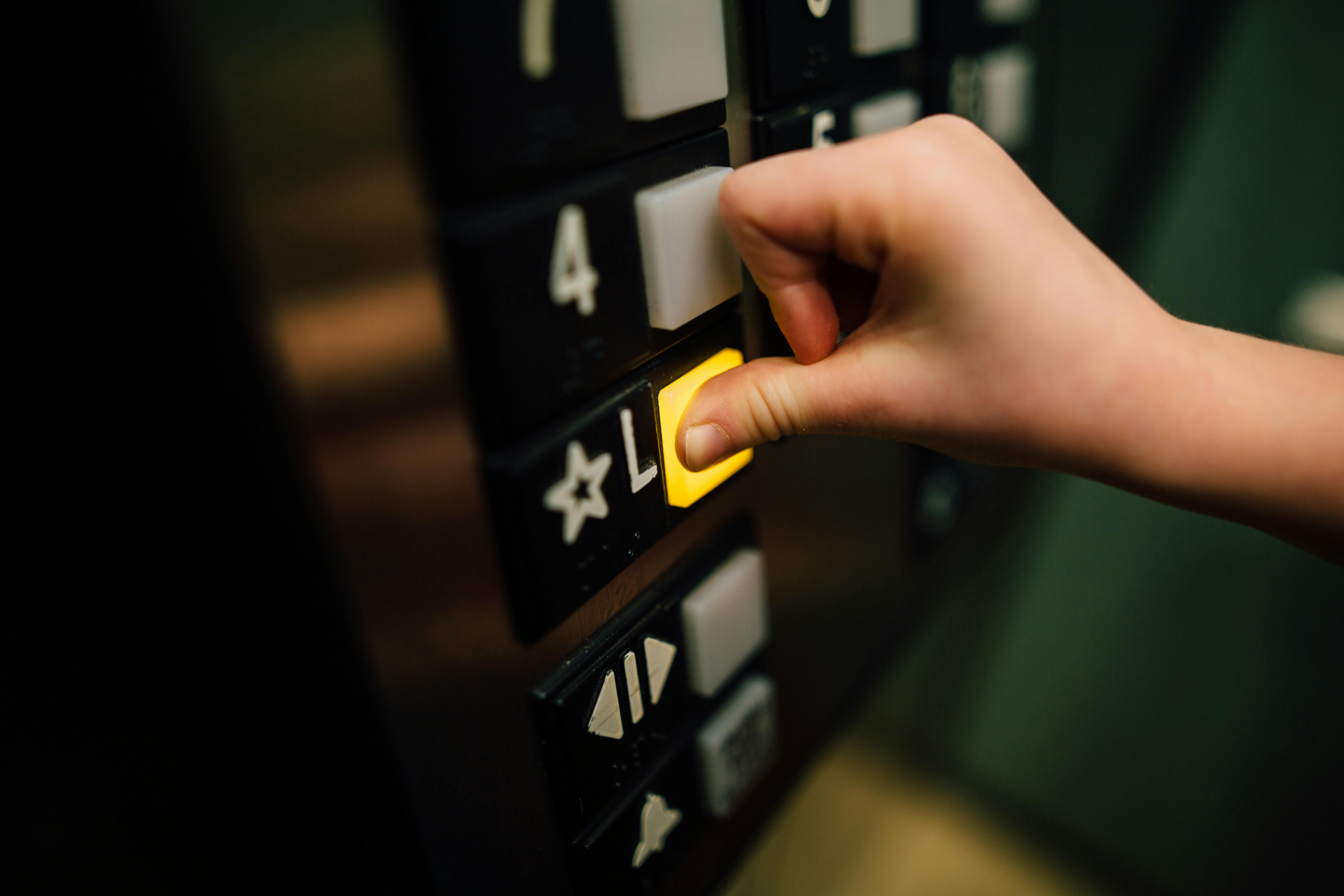 Alguien pulsa un botón en un ascensor | Fuente: Pexels