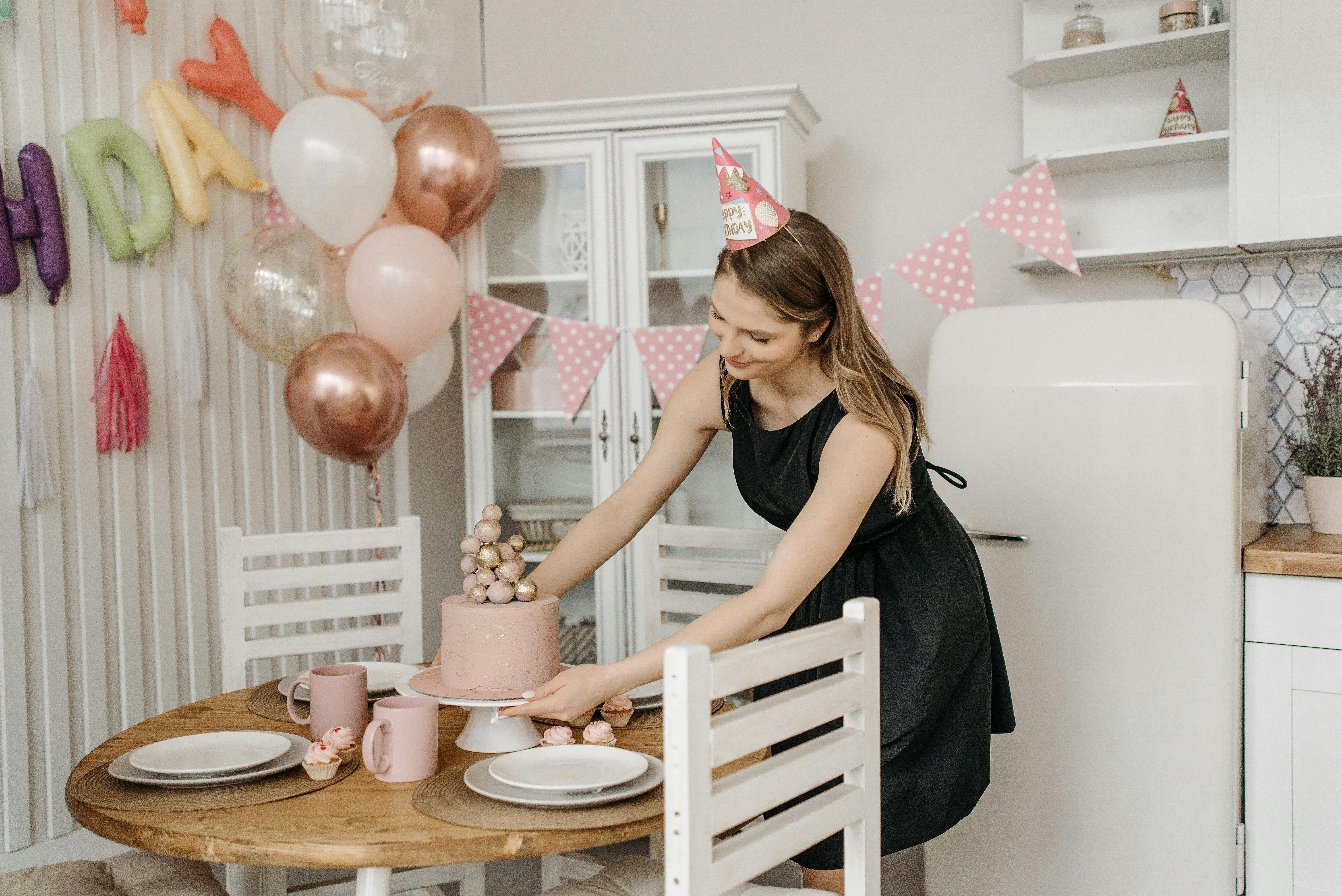 Una mujer preparándose para una fiesta de cumpleaños | Fuente: Pexels