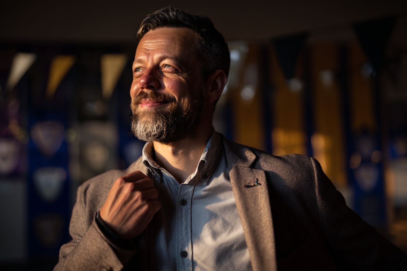 Un hombre sonriendo | Fuente: Midjourney