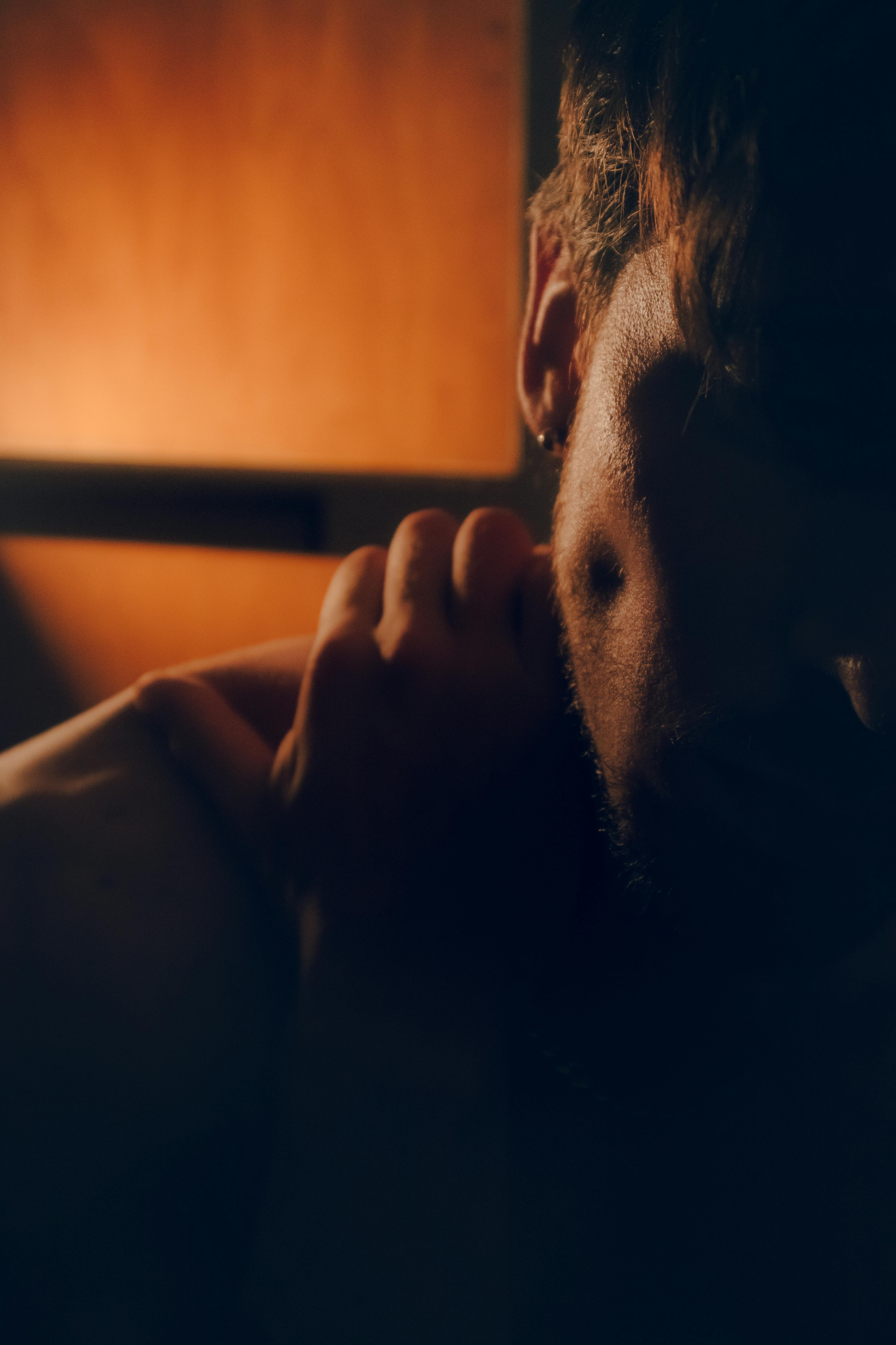 Silueta de un hombre frotándose el hombro | Fuente: Pexels