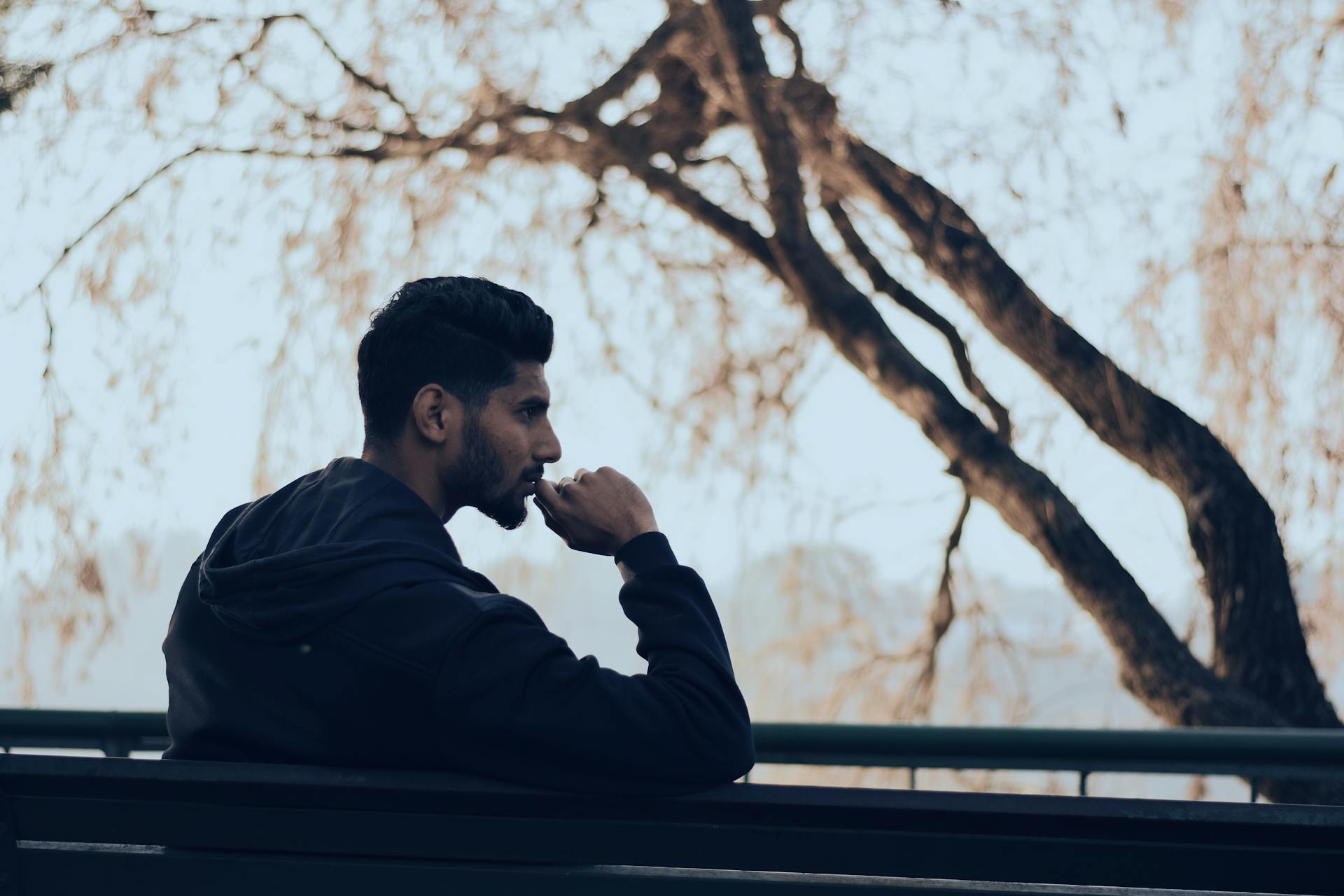 Un hombre sentado en un banco | Fuente: Pexels