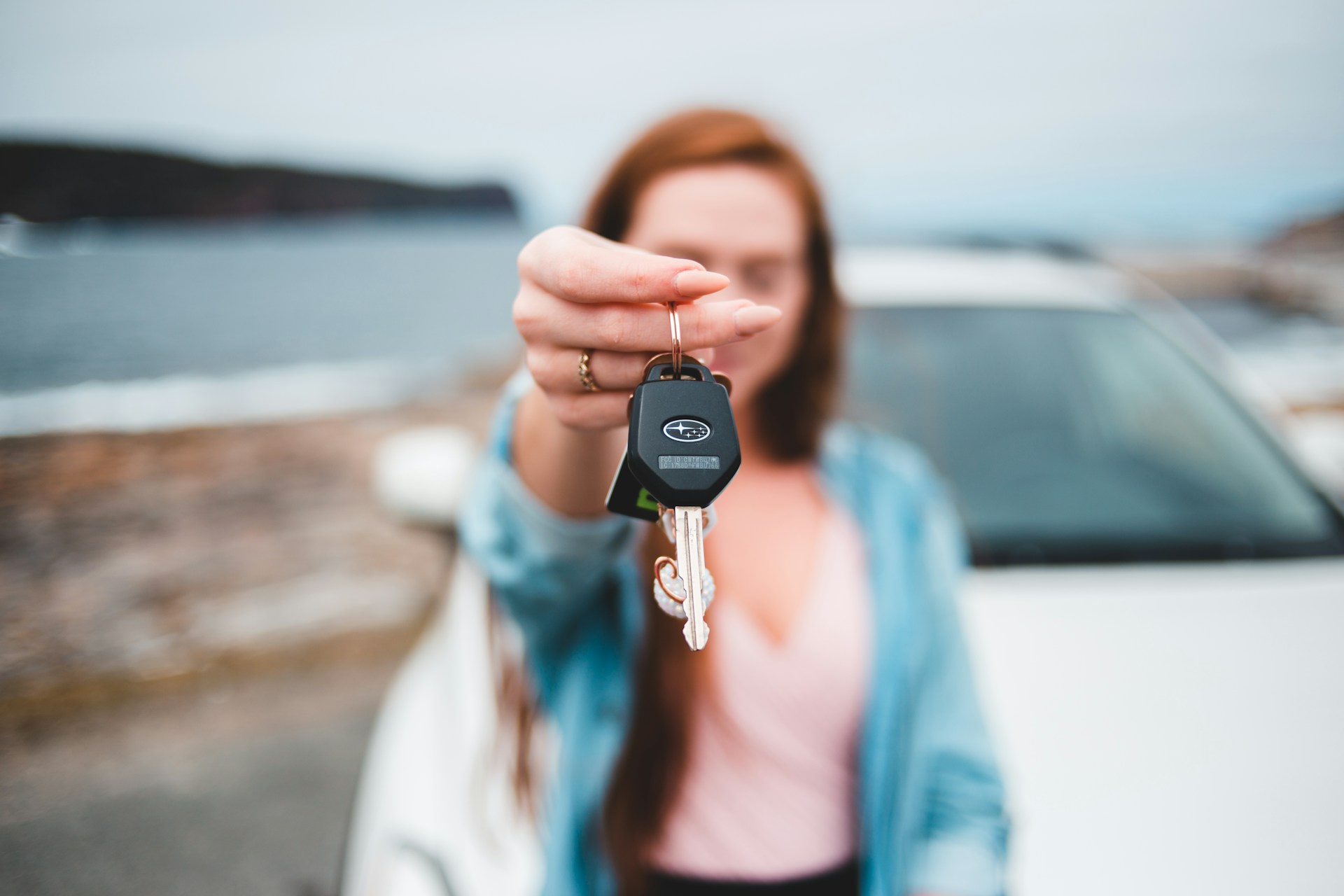 Una mujer con la llave de un automóvil | Fuente: Unsplash