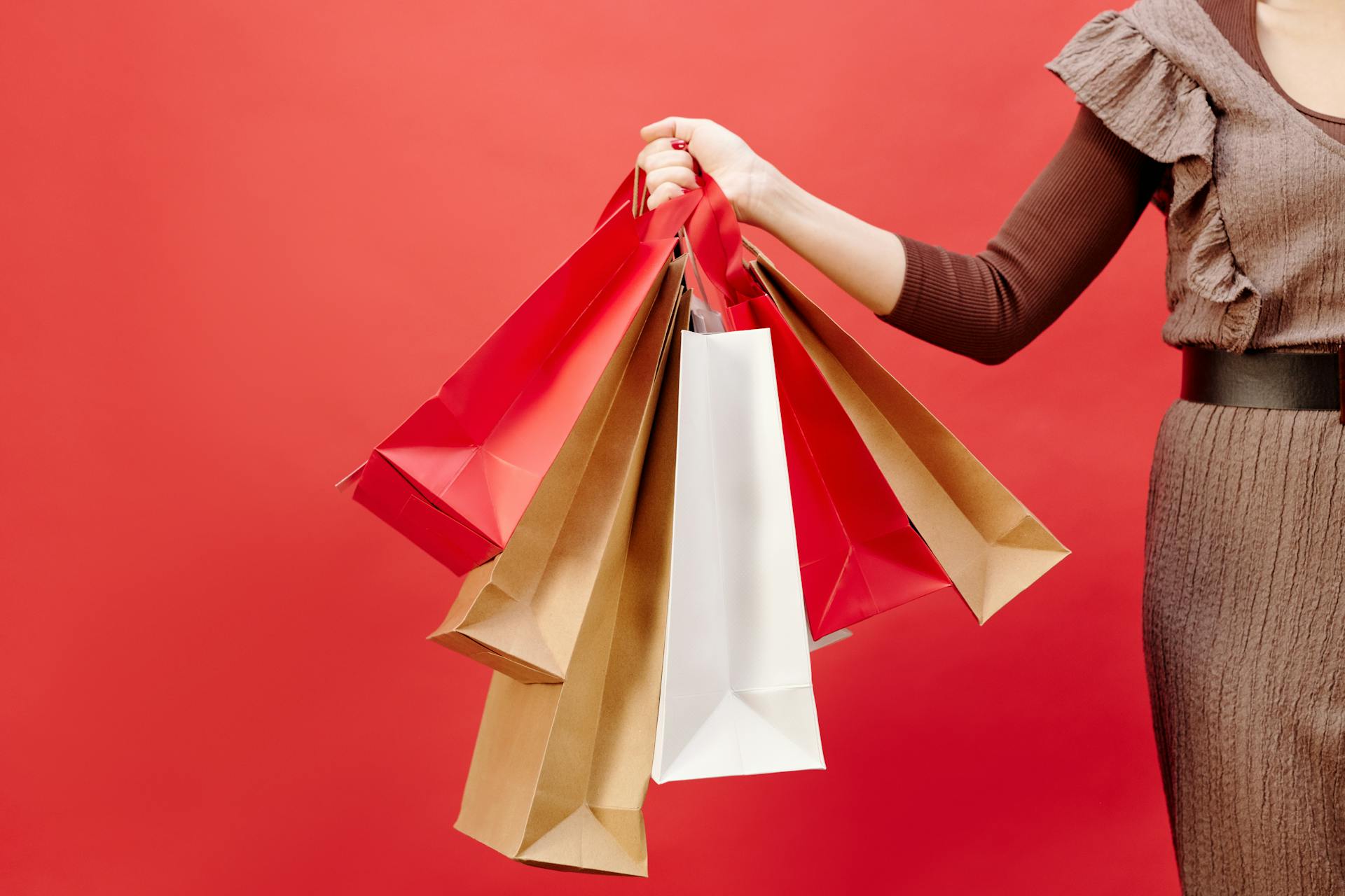 Una mujer con bolsas de la compra | Fuente: Pexels