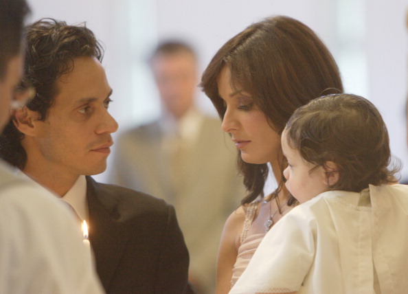 Marc Anthony y Dayanara Torres durante el bautizo de uno de sus hijos en la iglesia St. Agatha en Miami, Florida, Estados Unidos | Fuente: Getty Images