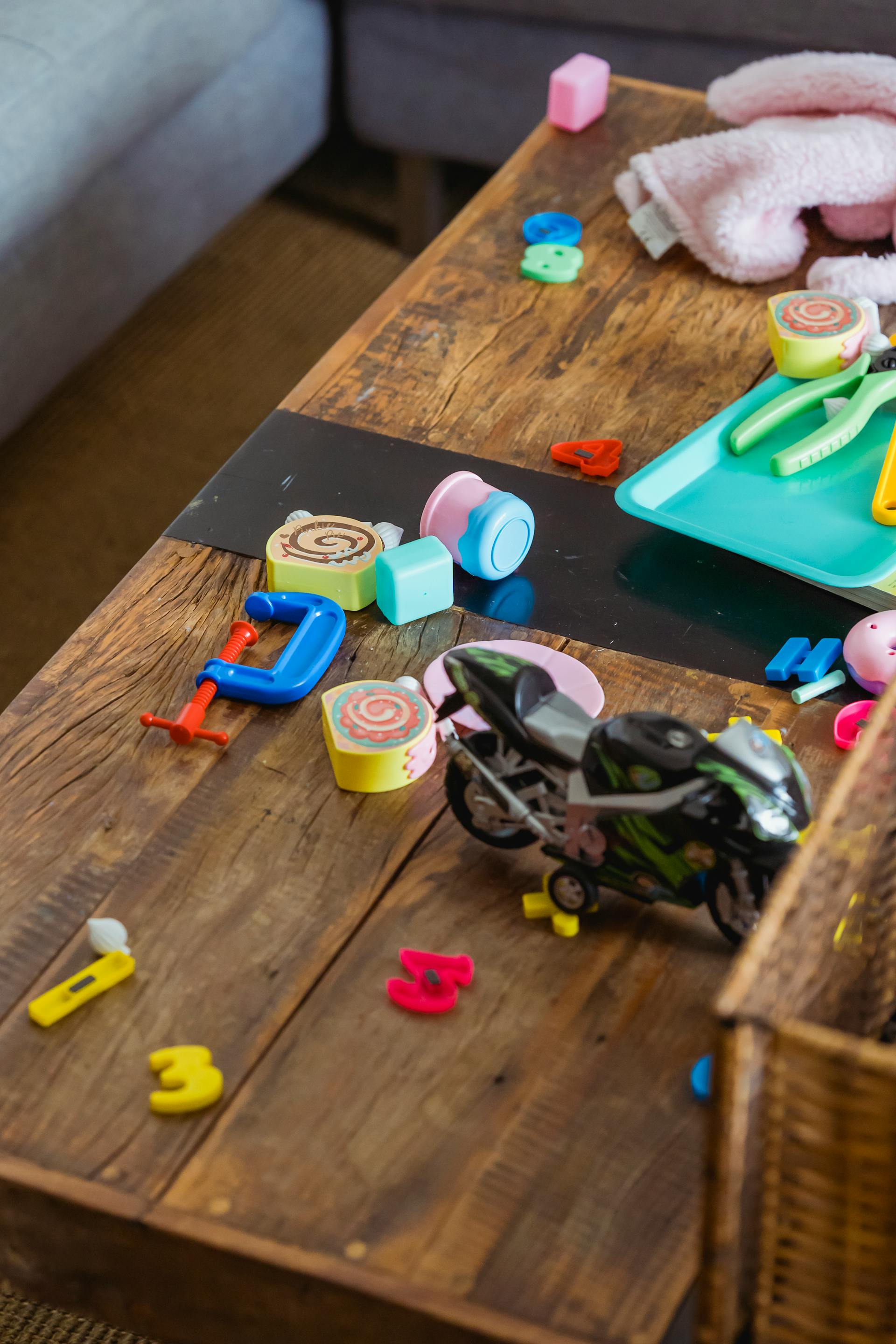 Juguetes esparcidos por la superficie de una mesa de madera | Fuente: Pexels