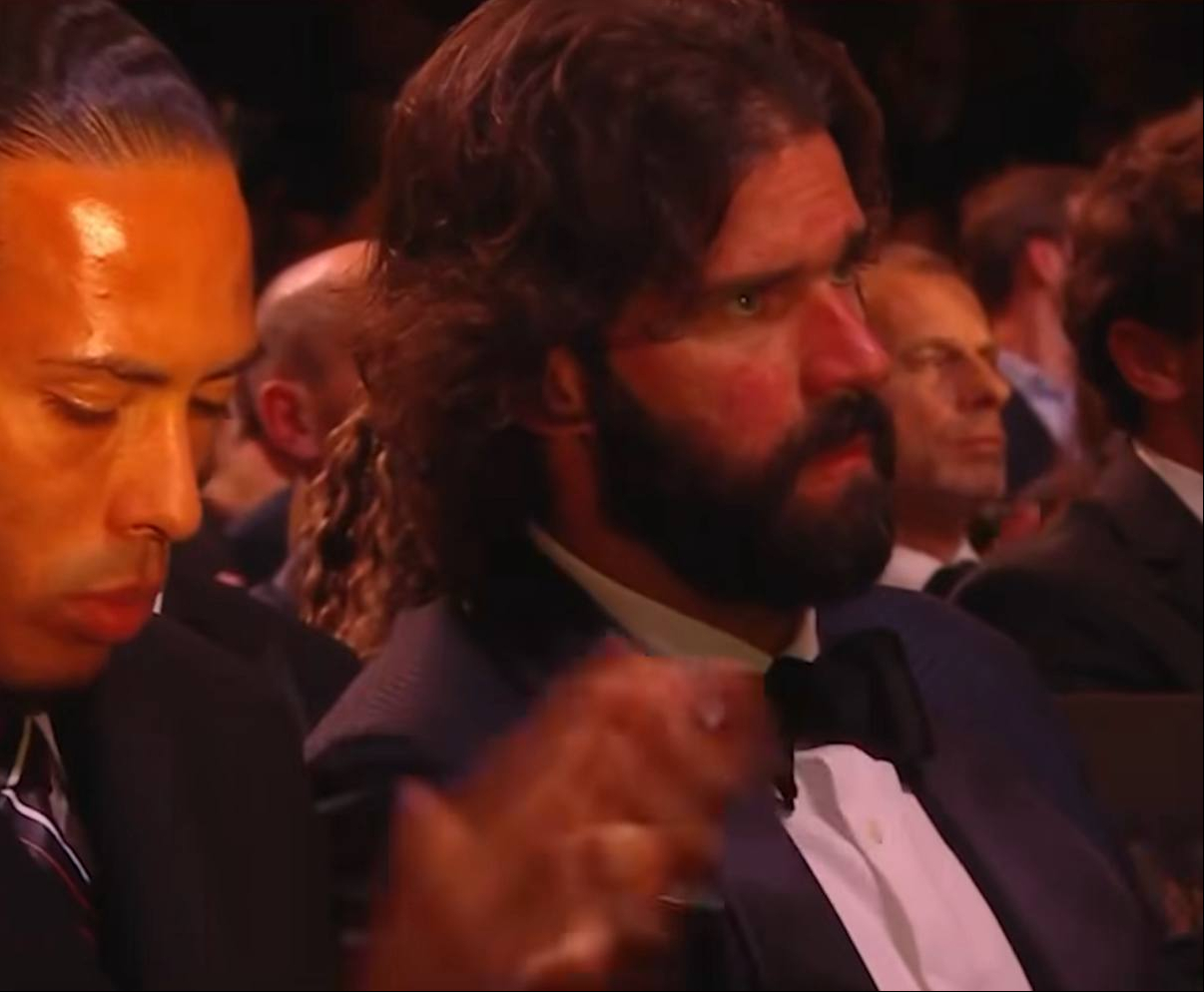Virgil van Dijk y Alisson Becker visiblemente conmovidos durante el homenaje a Diogo Jota en la 69ª ceremonia del Balón de Oro 2025 en el Théâtre du Châtelet el 22 de septiembre de 2025 en París, Francia. | Fuente: Instagram/joq.sport