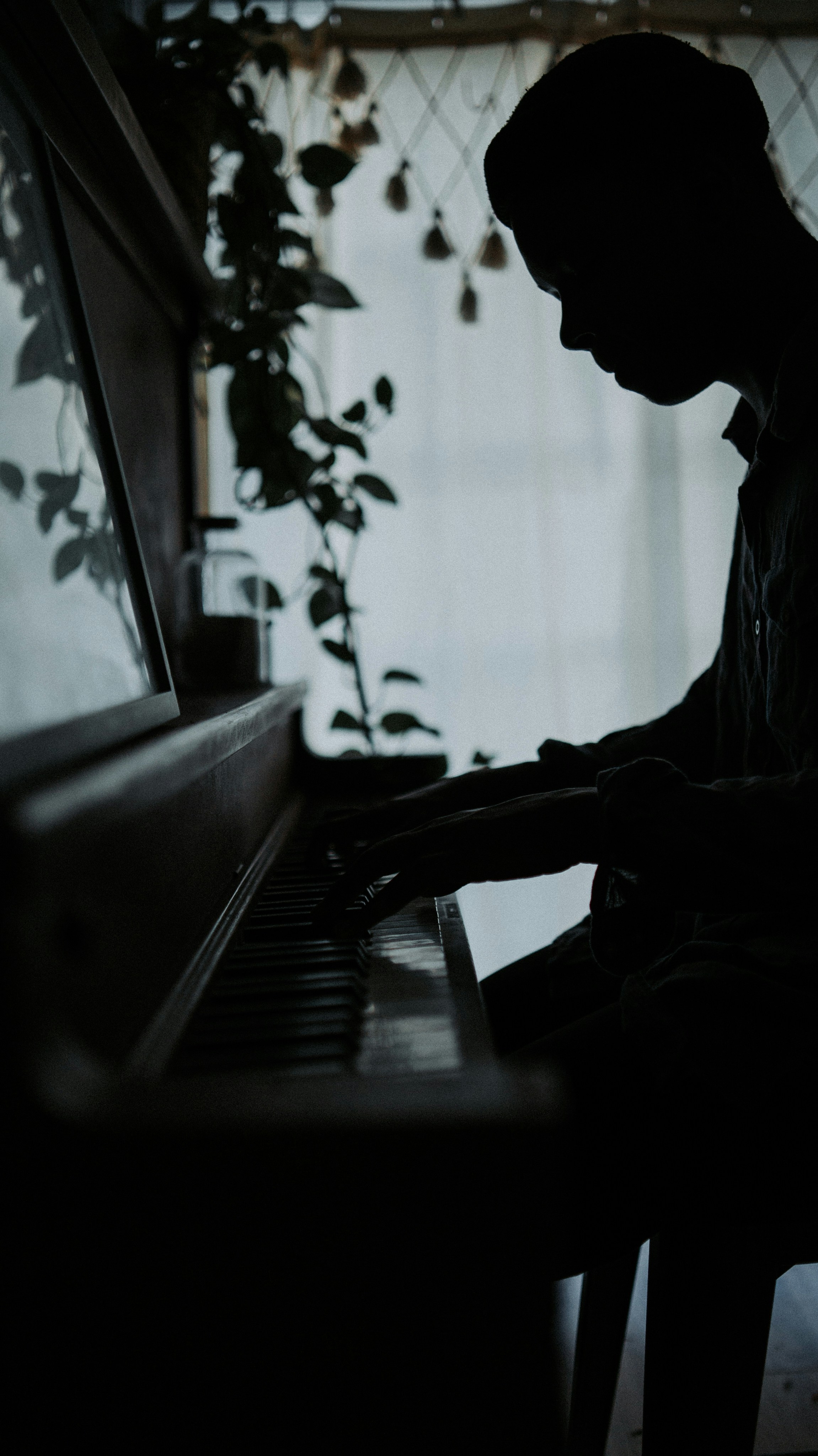 Un niño tocando el piano | Fuente: Unsplash