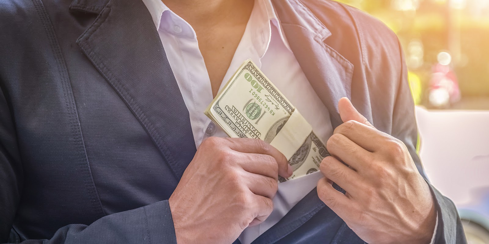 Un hombre con dinero | Fuente: Shutterstock