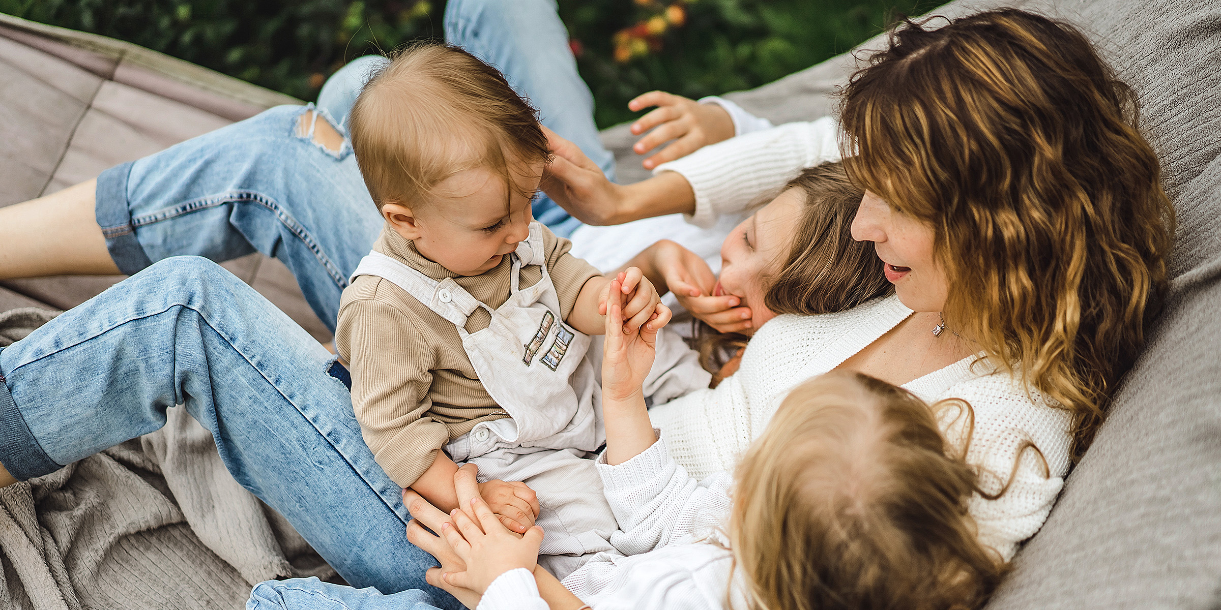 Una madre feliz con sus tres hijos | Fuente: Freepik