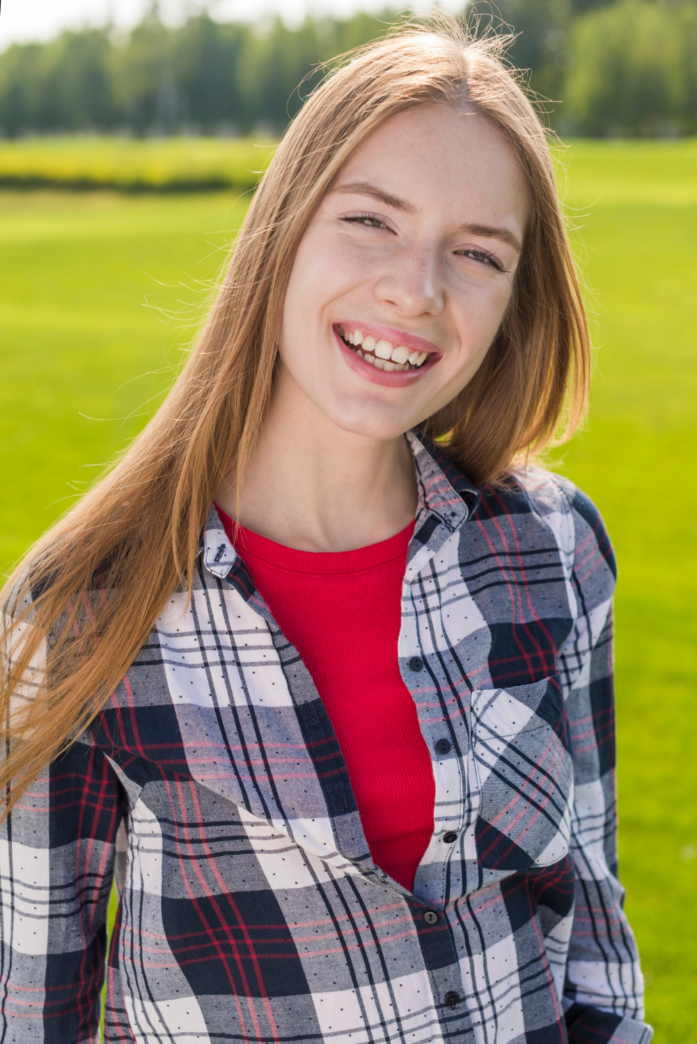 Una chica sonriendo | Fuente: Freepik