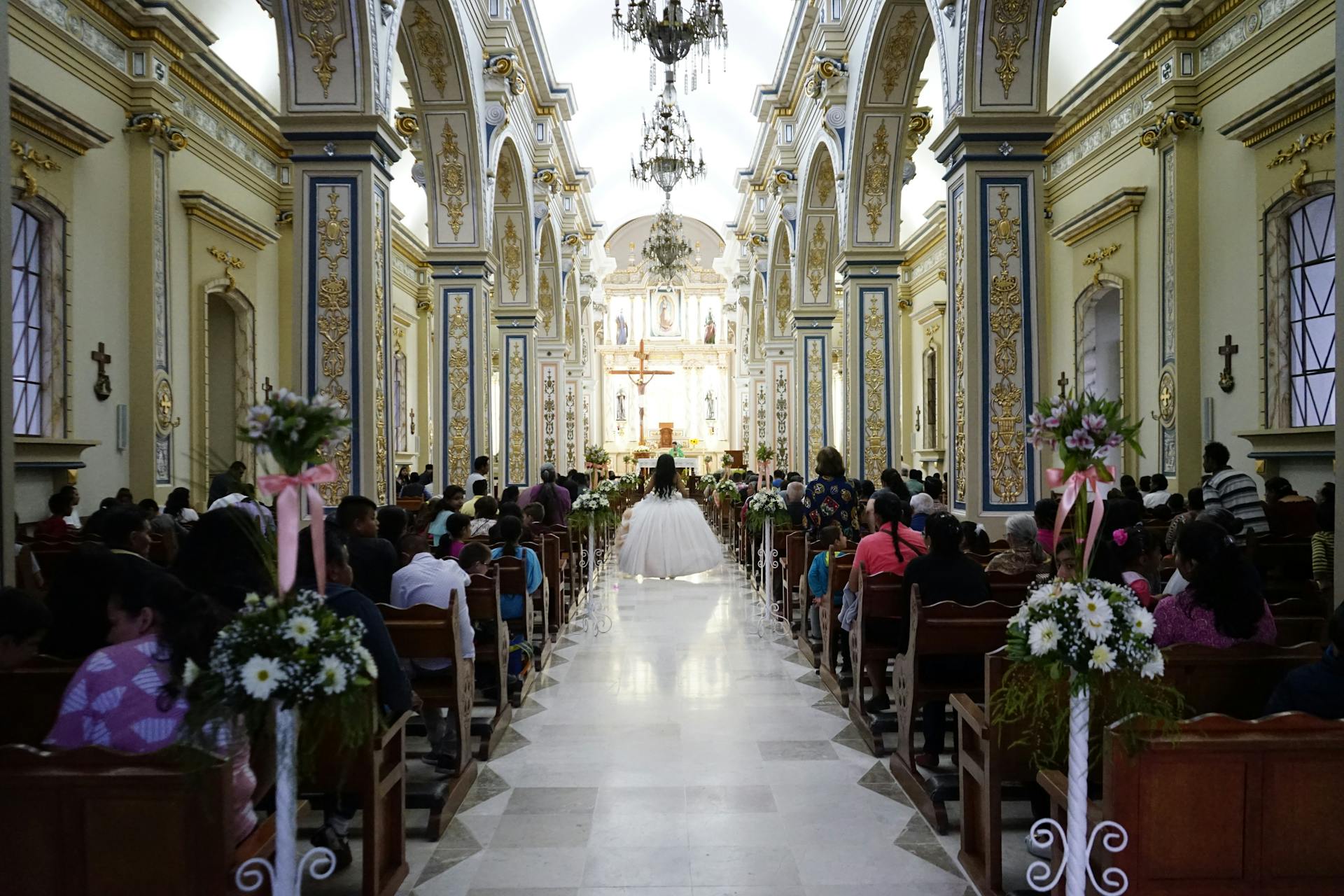 Una novia caminando hacia el altar | Fuente: Pexels