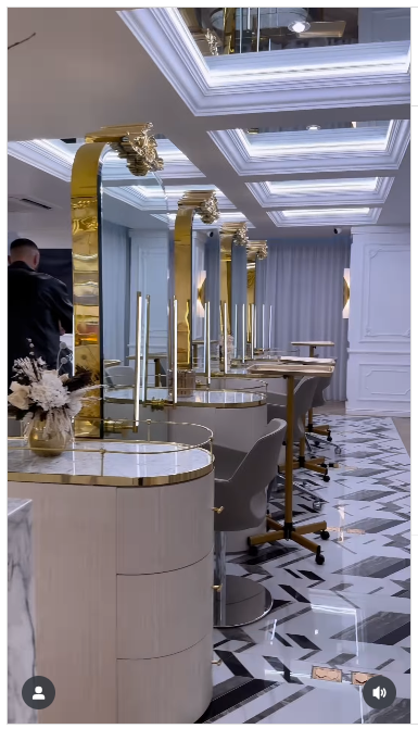 Interior del salón de belleza de "Micky Hair". | Fuente: instagram.com/micky_hair