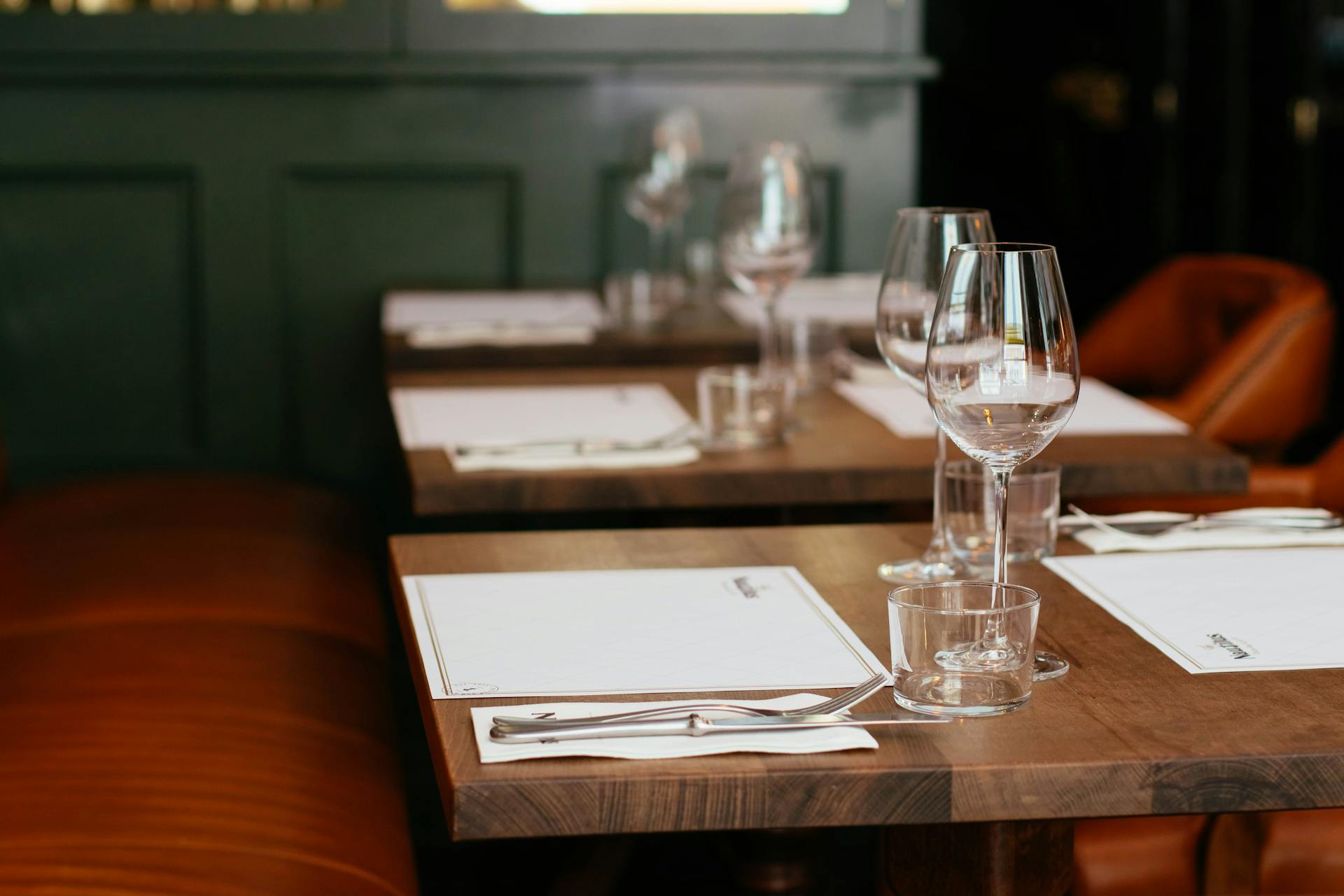 Mesas en un restaurante | Fuente: Pexels