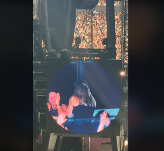 Kristin Cabot le choca el codo Alyssa Stoddard, quien solo sonreía mientras eran filmadas y dejando al descubierto el romance de su jefa con Andy Byron. | Fuente: TikTok/Edwina.