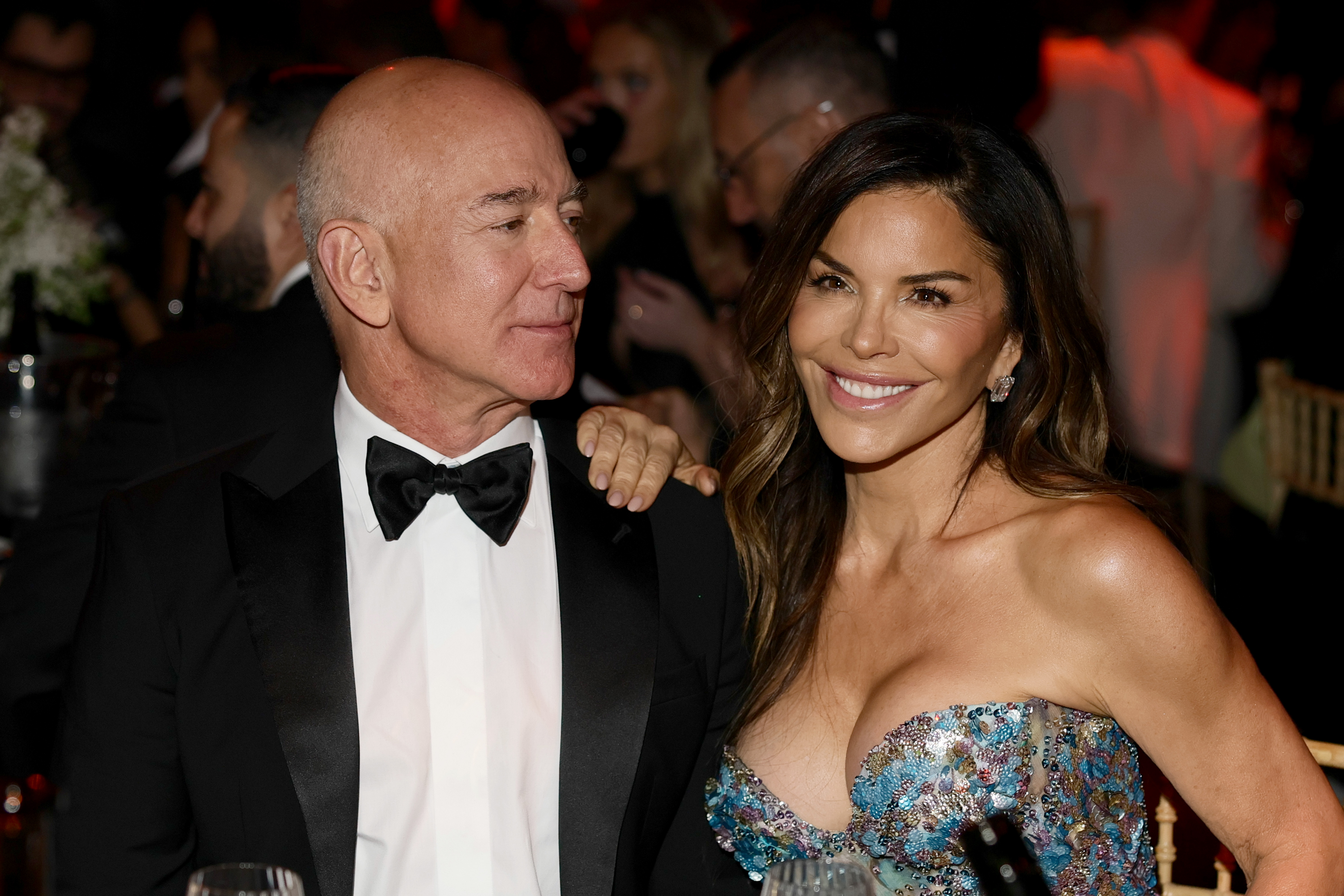 Jeff Bezos y Lauren Sanchez sentados juntos en la Gala amfAR Cannes 2025, celebrada en el Hotel du Cap-Eden-Roc y presentada por Chopard, el 22 de mayo de 2025, en Cap d'Antibes, Francia | Fuente: Getty Images