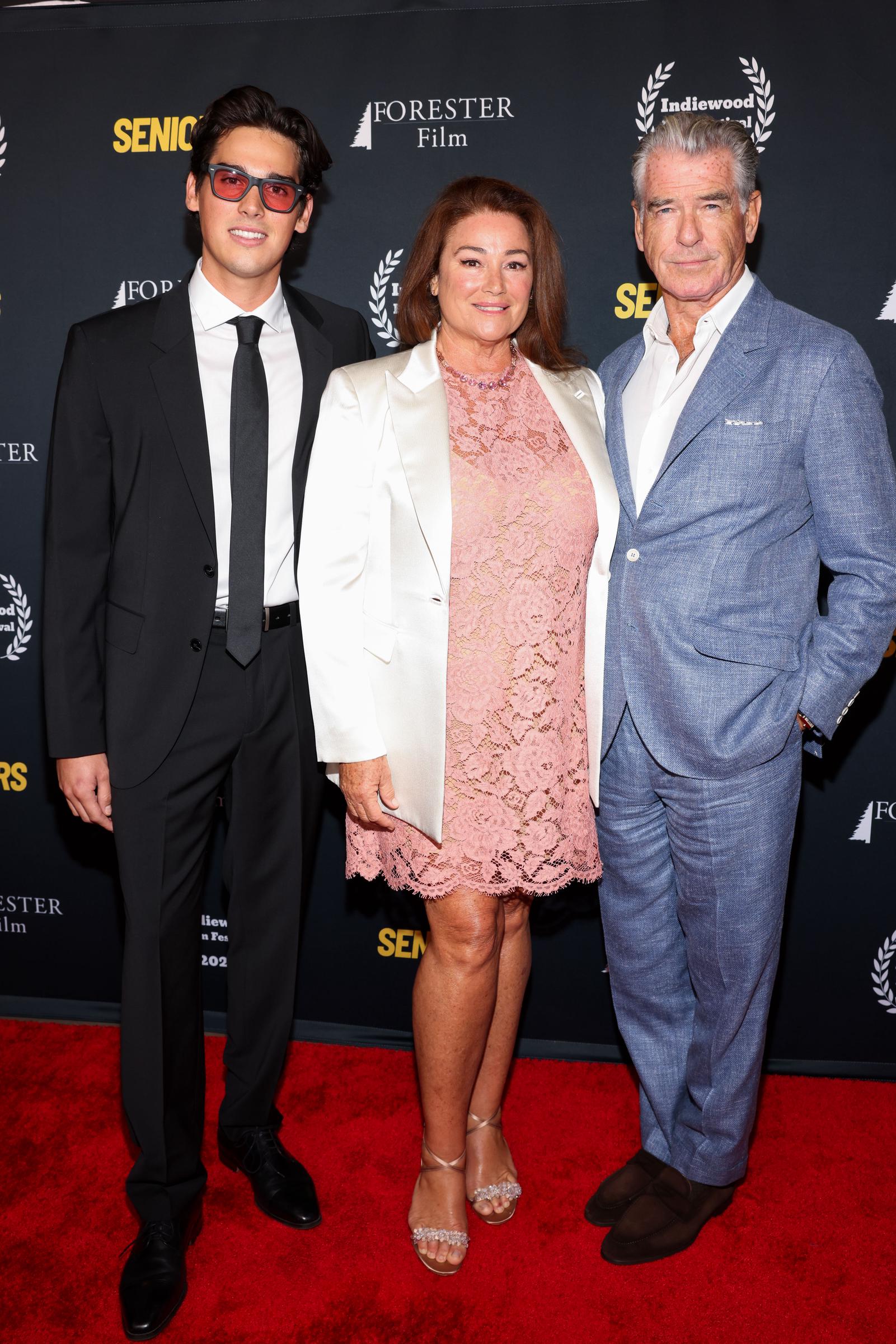 Pierce Brosnan y Keely Shaye Smith posaron orgullosos con su hijo Paris; Keely llevaba un vestido rosa de encaje y Pierce un traje azul claro, lo que ponía de manifiesto el estrecho vínculo que une a la familia. | Fuente: Getty Images.
